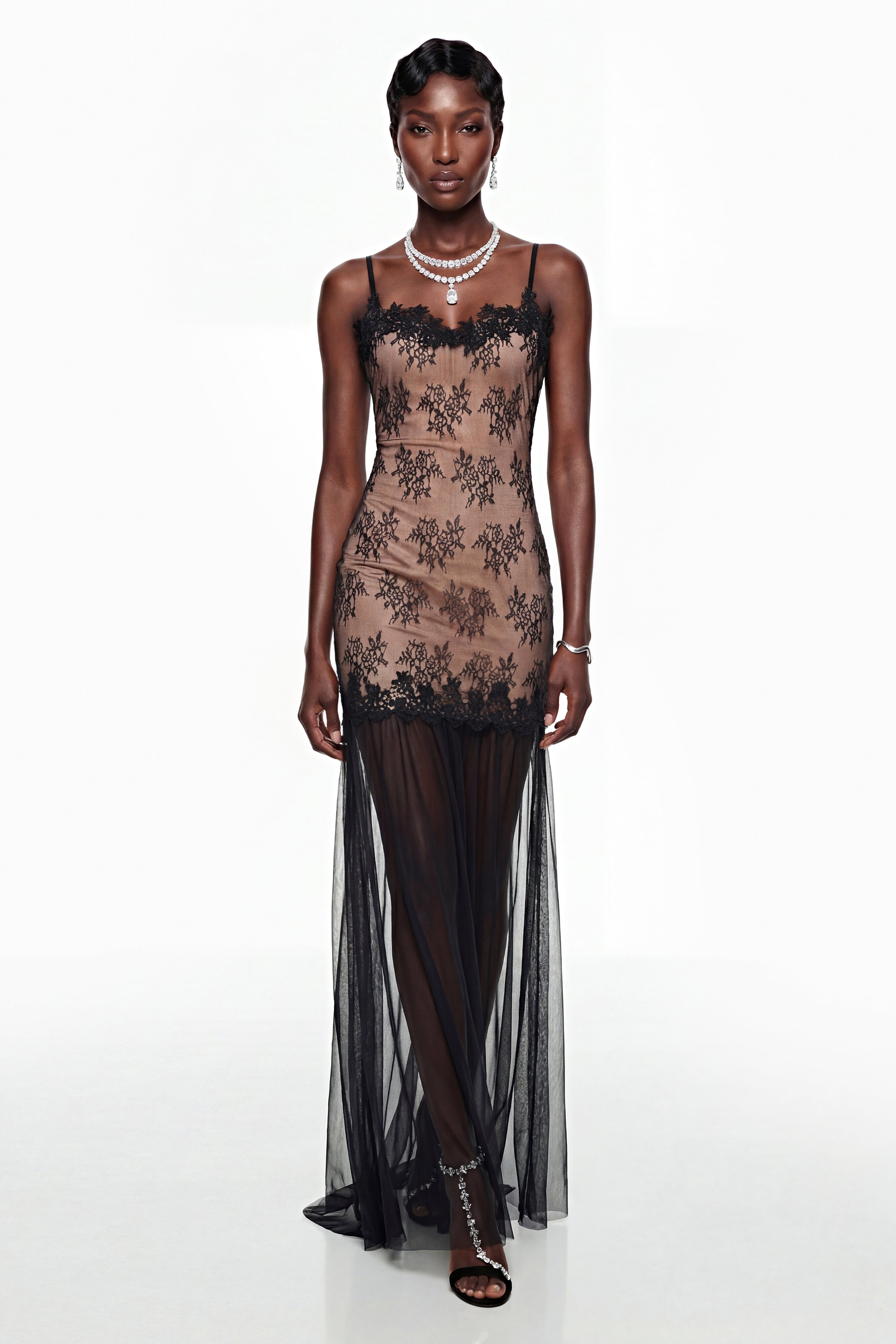 Vestido largo negro de tul con paneles de encaje de la marca MRMelbourne, mostrando detalles elegantes y sofisticados.