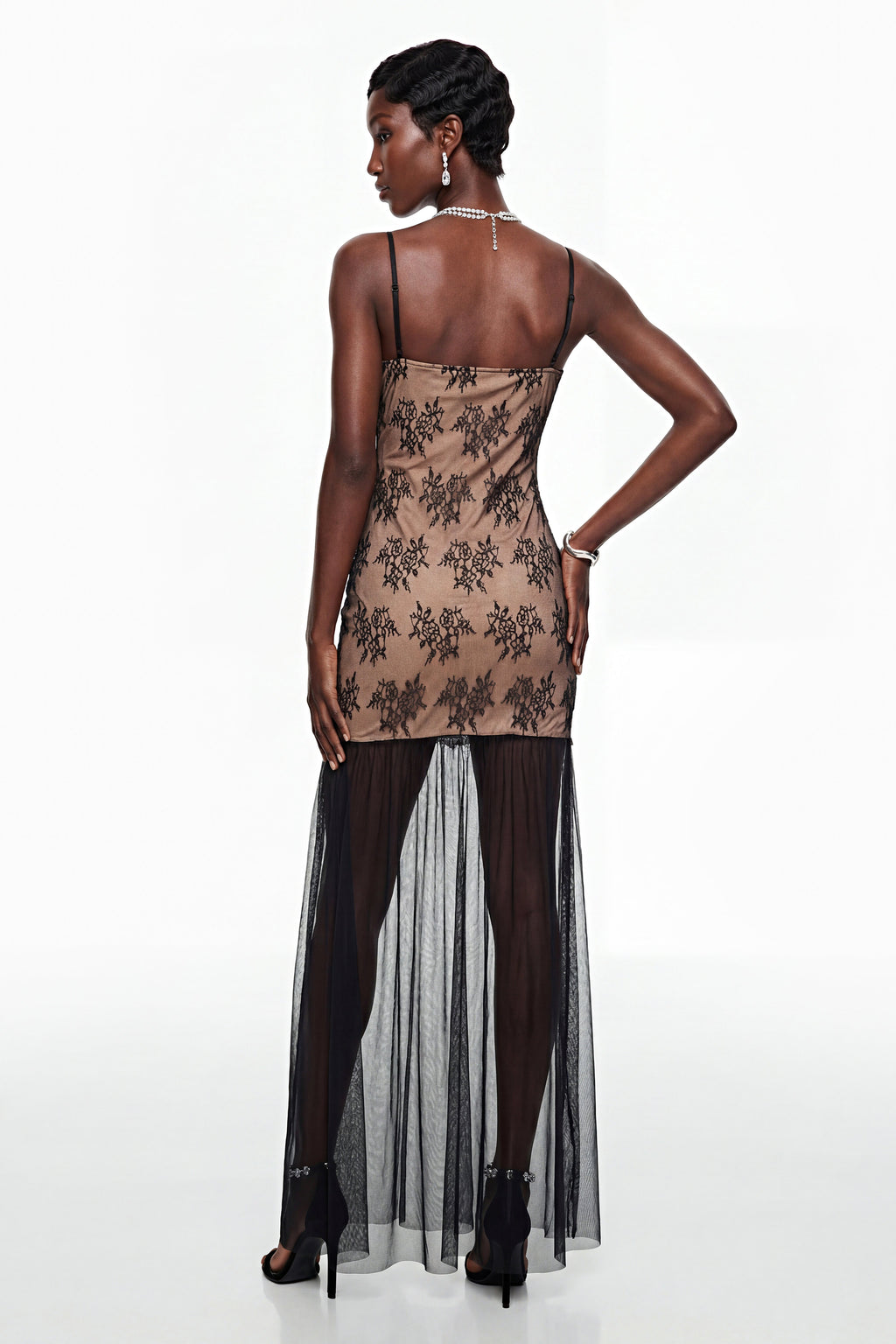 Vestido largo negro Sisanda de tul con paneles de encaje, vestido maxi elegante de la marca MRMelbourne.