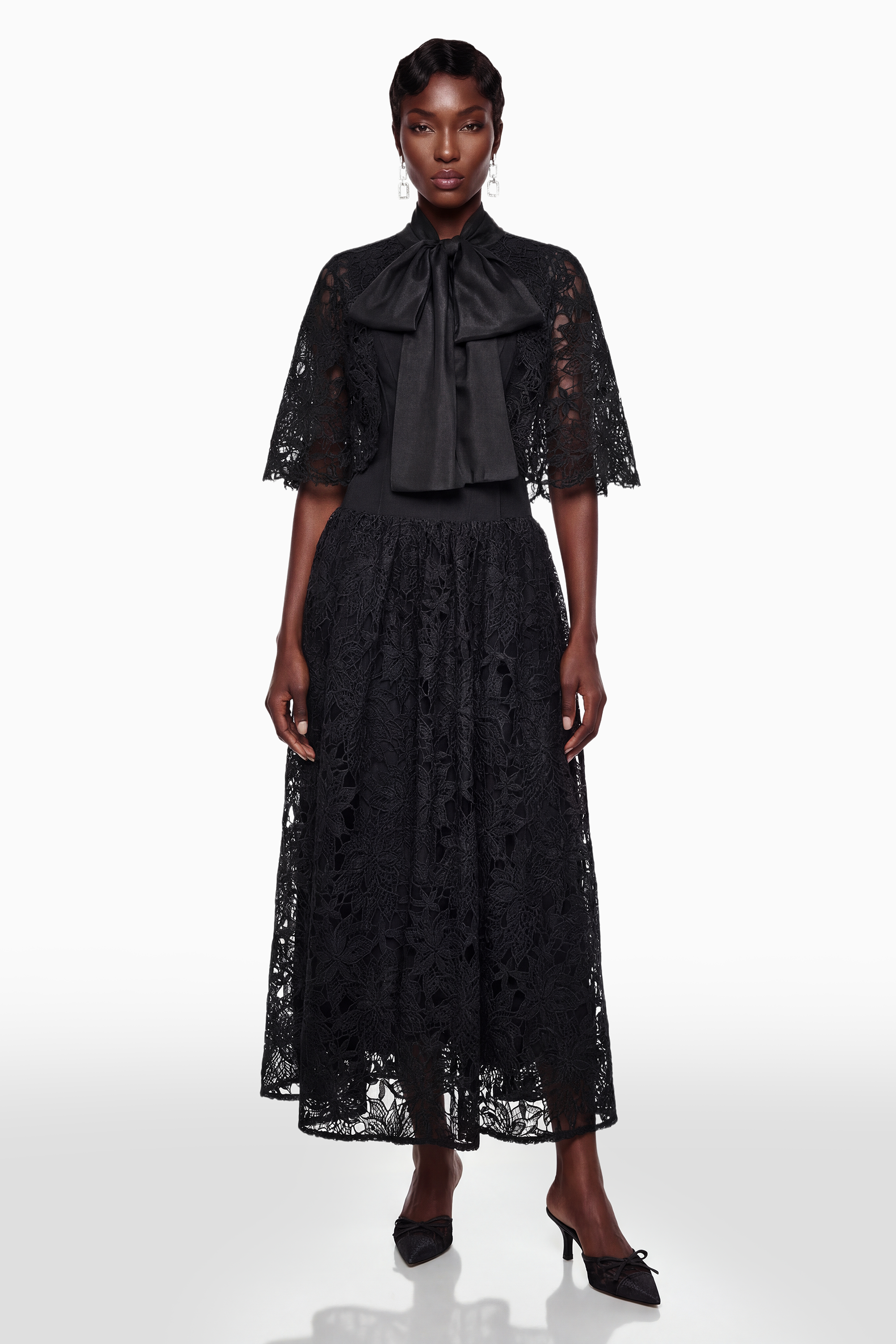 Vestido largo de encaje floral negro y blanco de Sissel de MRMelbourne con lazo ajustable en la parte superior.