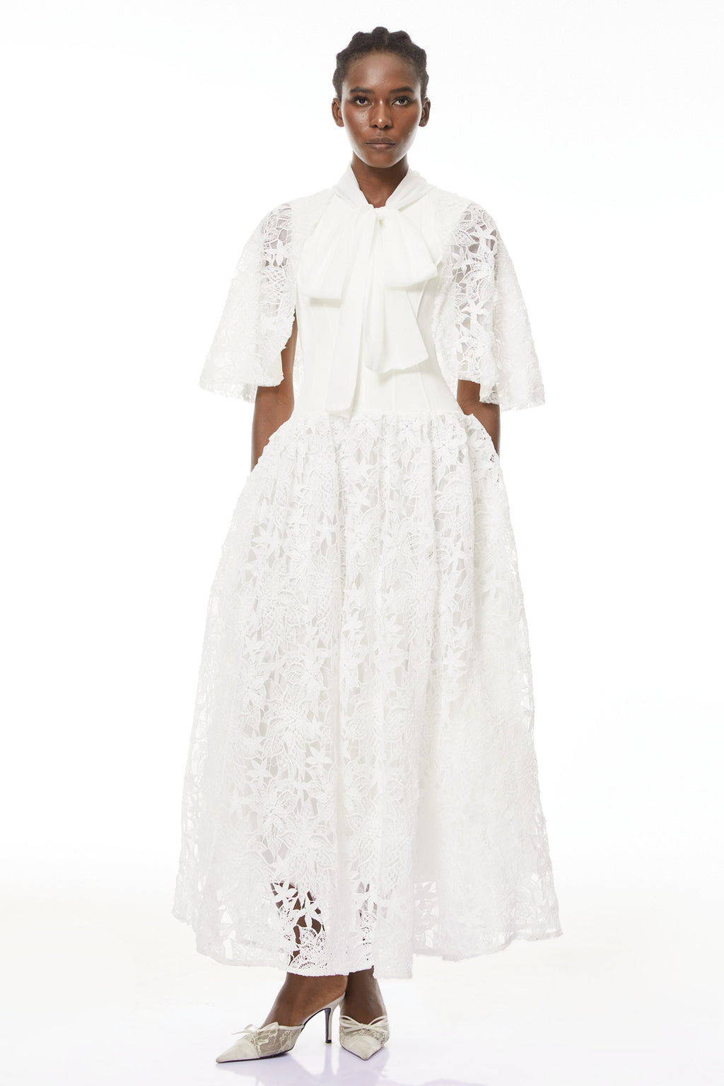 Vestido largo blanco con encaje floral y lazo en la parte superior, de la marca MRMelbourne, para ocasiones especiales.