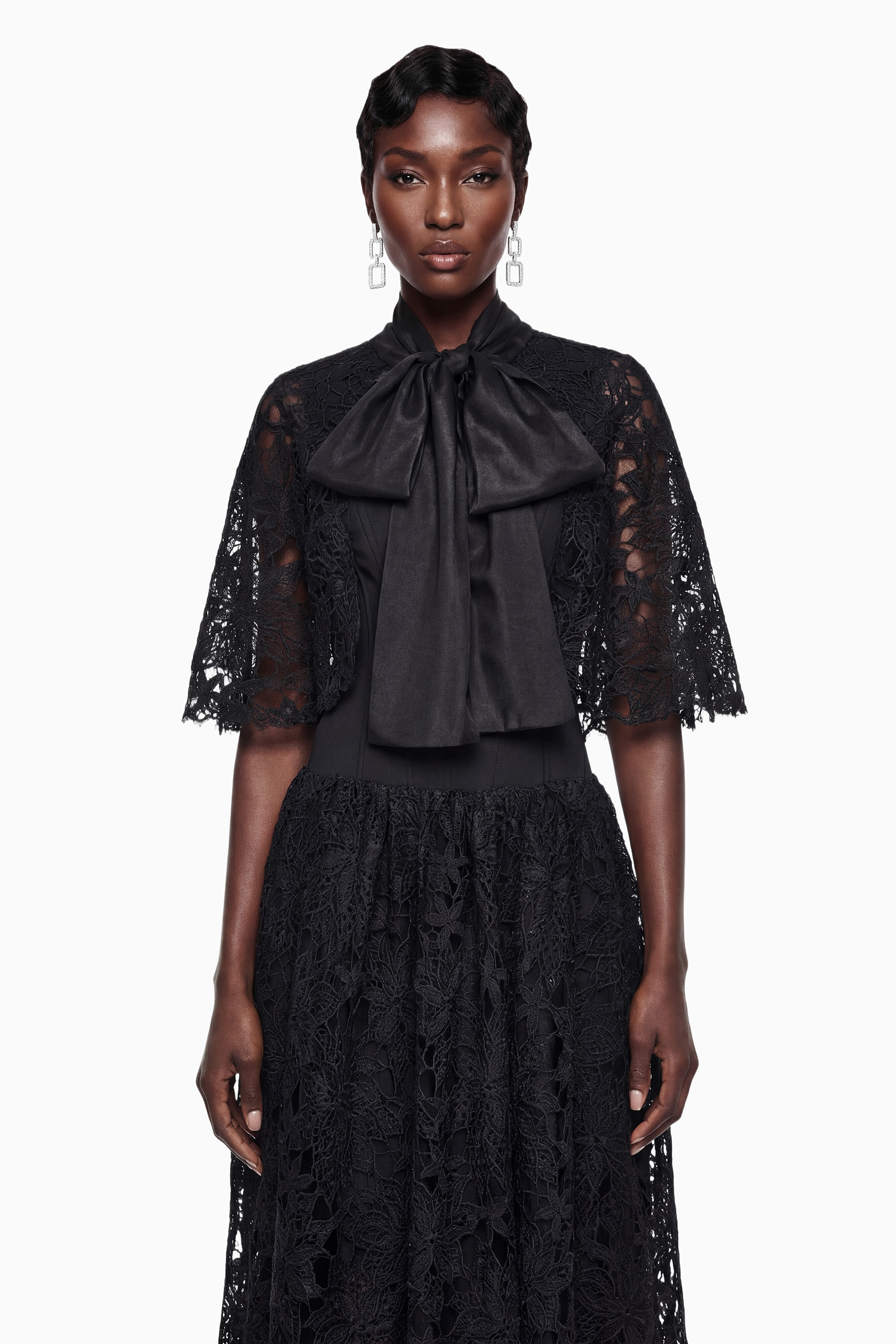 Vestido largo negro con encaje floral y lazo frontal de MRMelbourne, elegante y femenino, mostrado en la imagen.