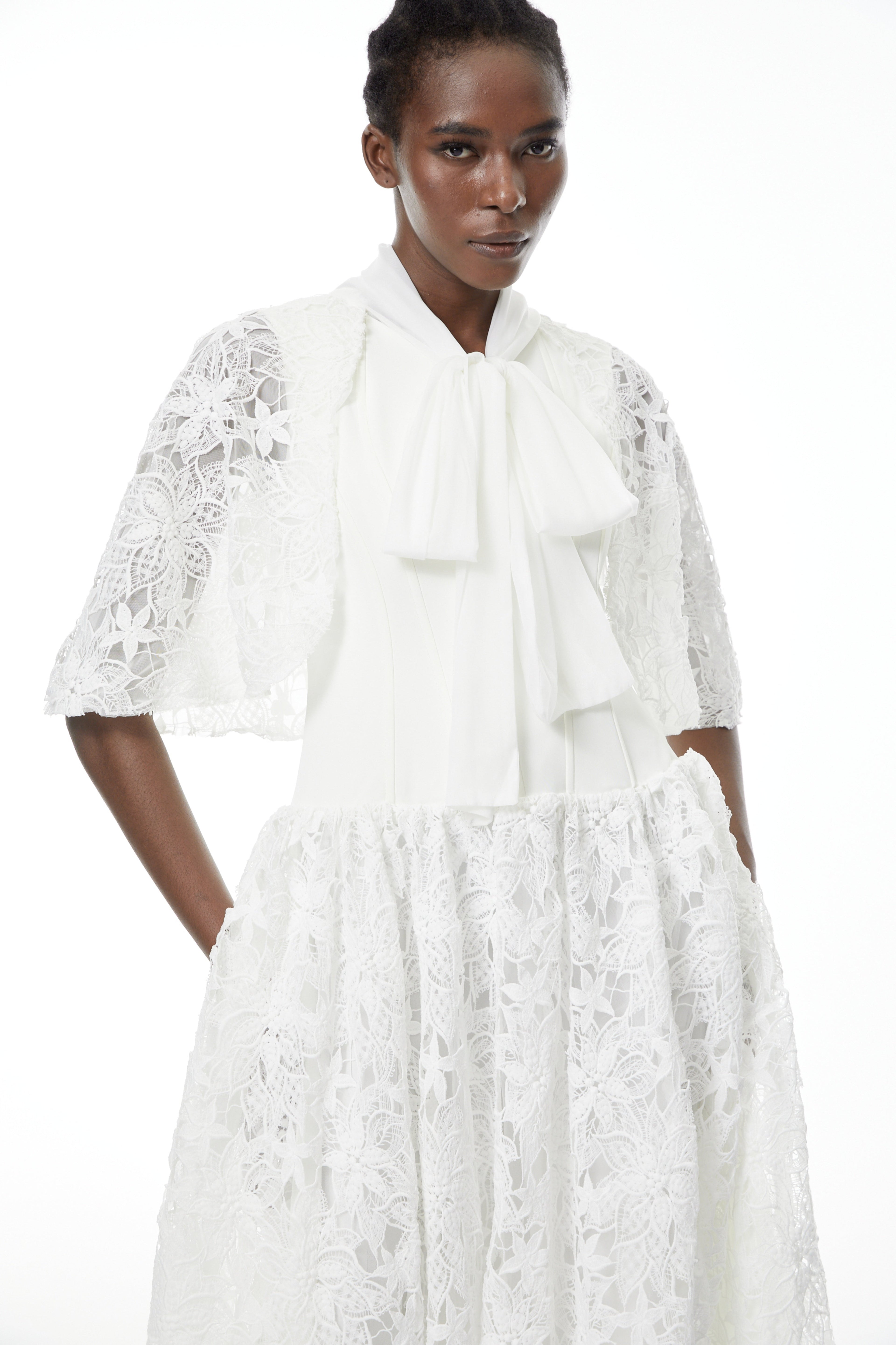 Vestido largo blanco con encaje floral y lazo en la cintura, de la marca MRMelbourne, en color blanco con diseño elegante.