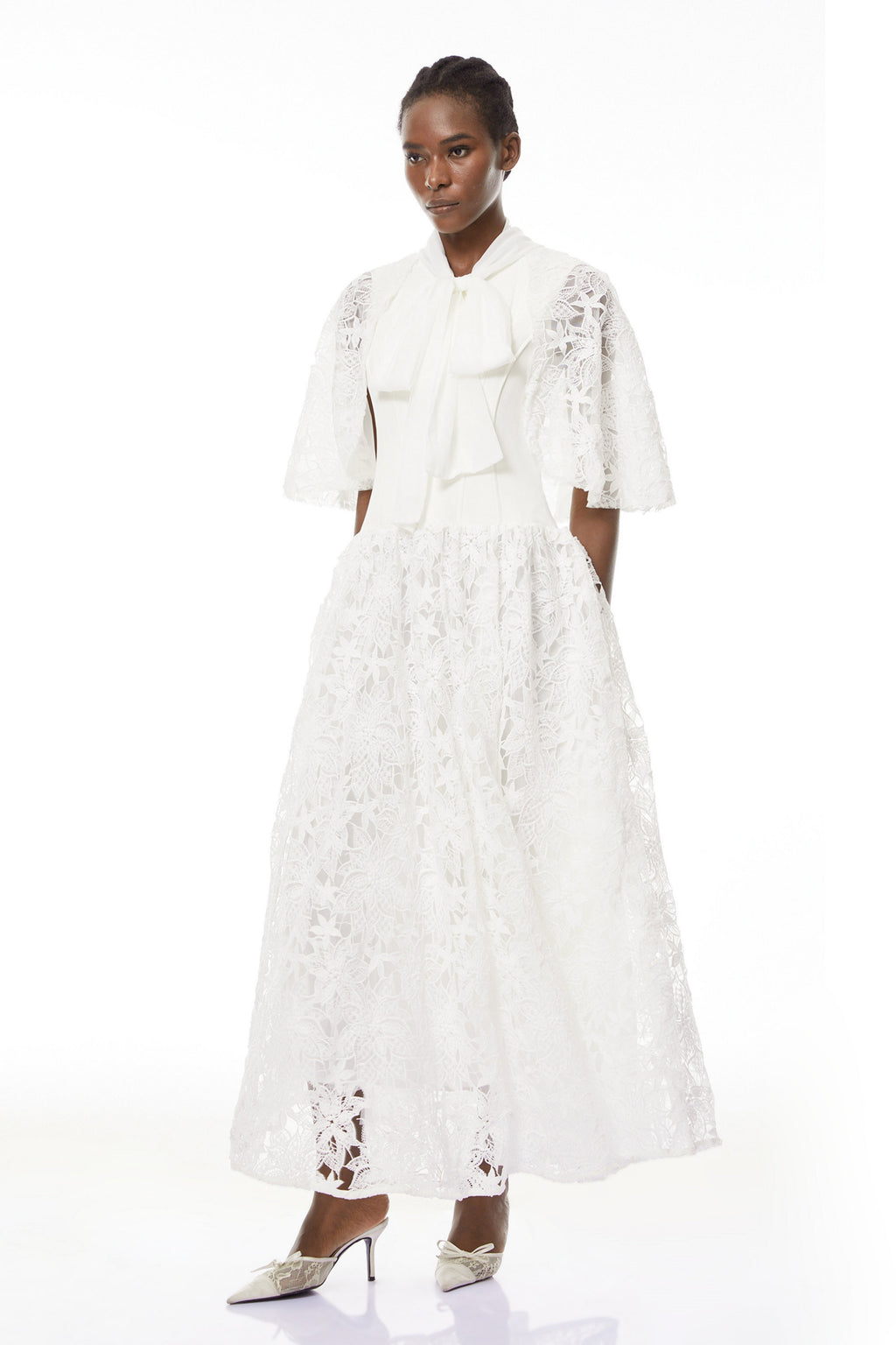 Vestido maxi de encaje floral blanco Sissel de MRMelbourne con lazo ajustable en la parte superior, diseño elegante y femenino.