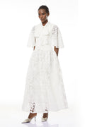 Vestido maxi de encaje floral blanco Sissel de MRMelbourne con lazo ajustable en la parte superior, diseño elegante y femenino.