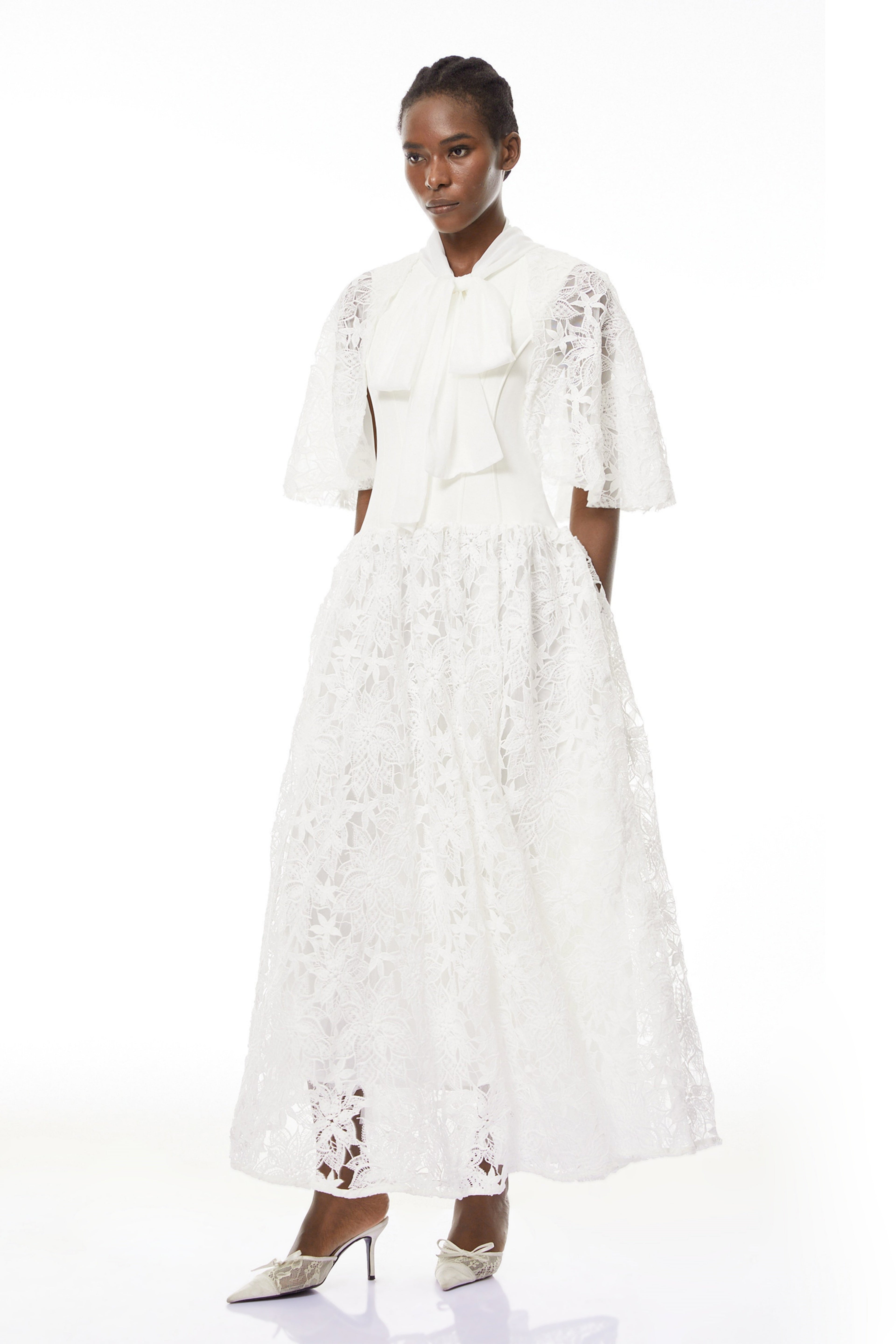 Vestido maxi de encaje floral blanco Sissel de MRMelbourne con lazo ajustable en la parte superior, diseño elegante y femenino.