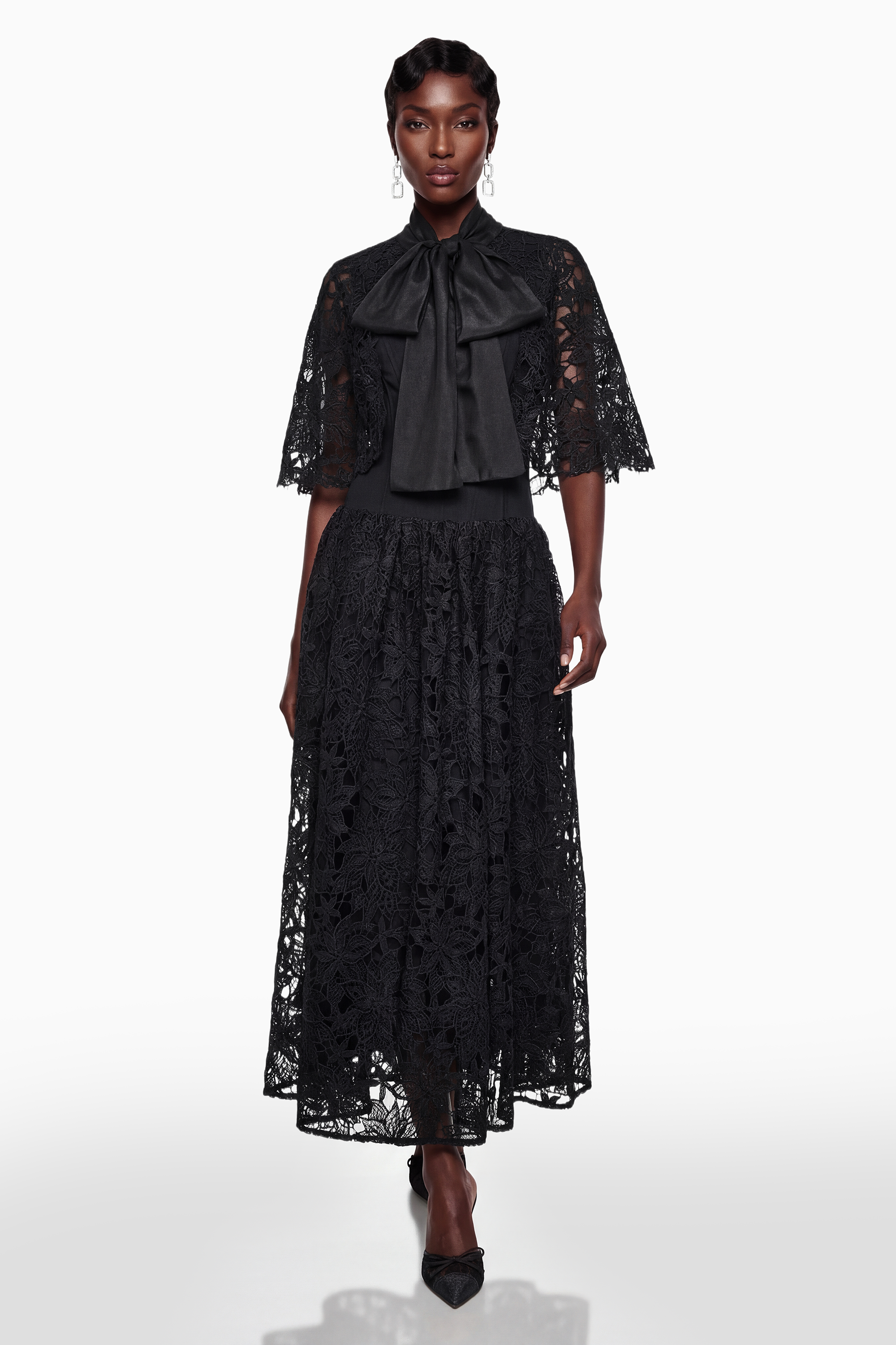 Vestido largo Sissel de encaje floral negro de MRMelbourne con lazo autoadaptable, vista desde el frente en color blanco y negro.