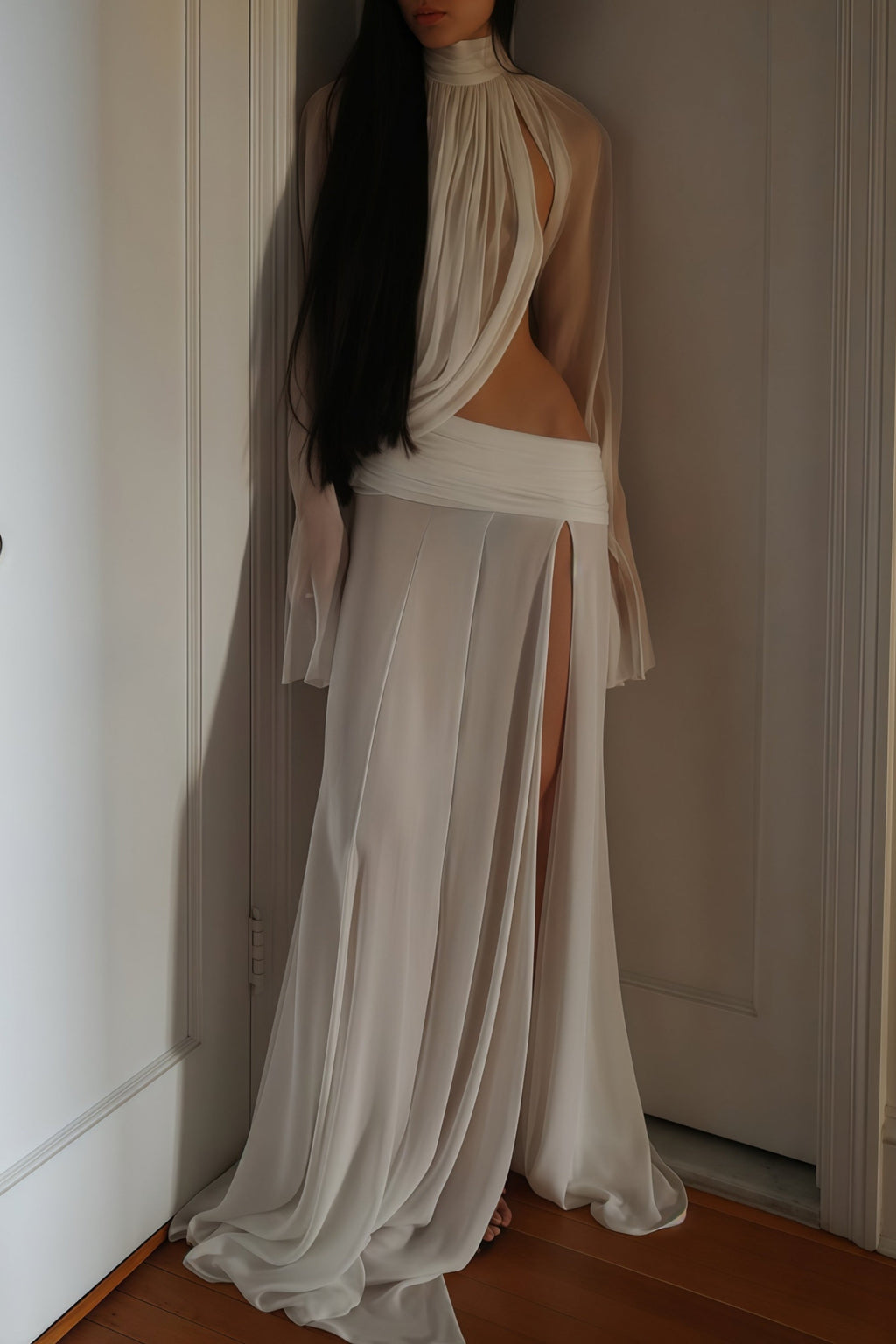 Conjunto de top y falda blanco de cuello alto con recortes, de la colección Bridal, para un estilo elegante y moderno.