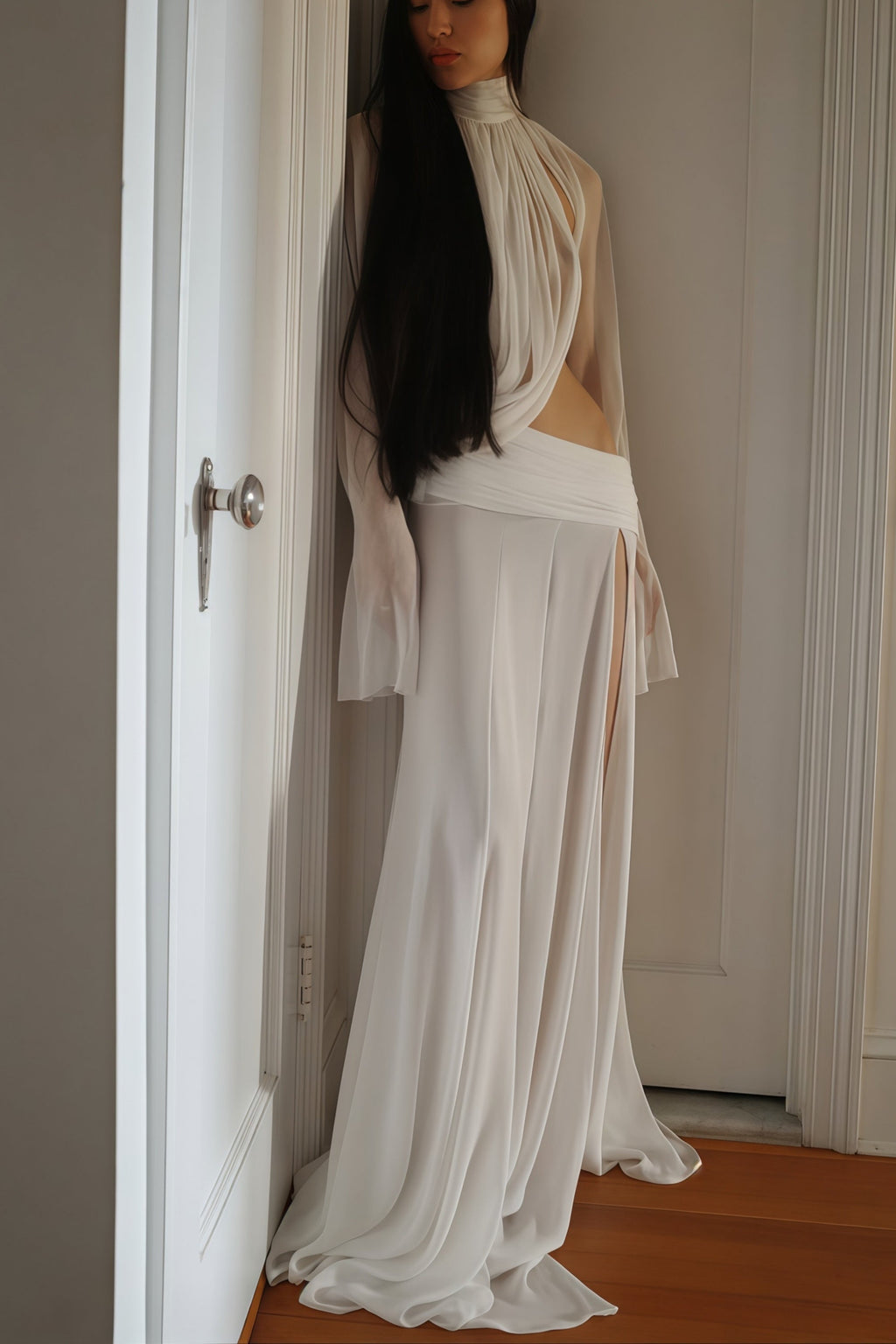 Conjunto de blusa blanca con cuello alto y recortes y falda a juego de la marca Bridal, vista en la imagen.