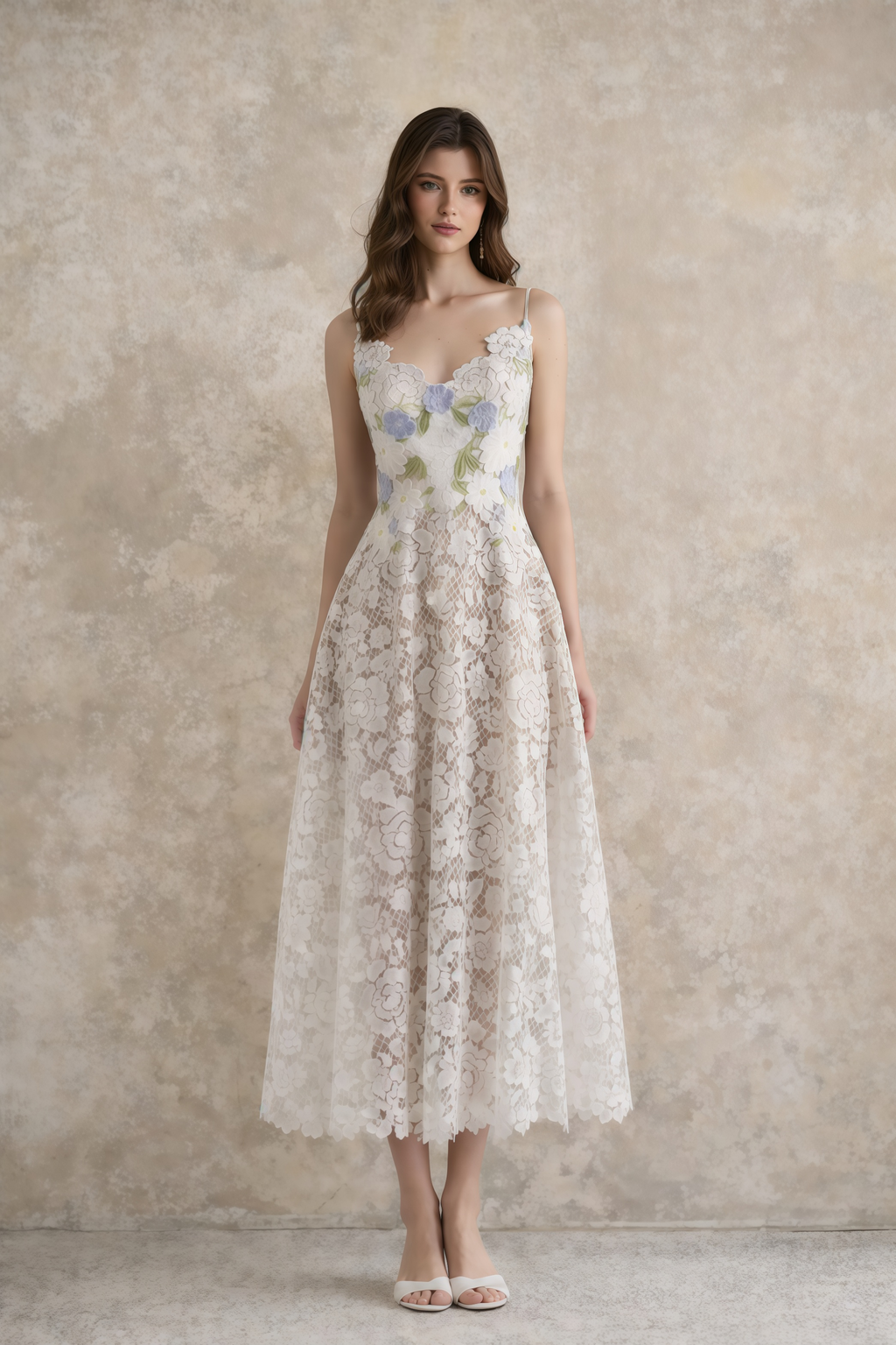 Vestido midi blanco con encaje bordado floral de la marca MRNewyork, con detalles elegantes y delicados en la parte superior.