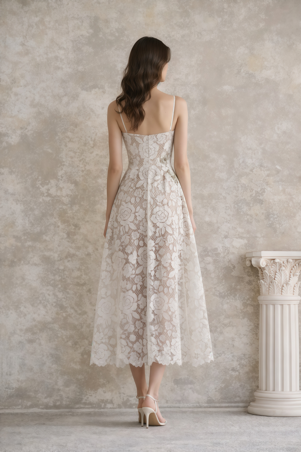 Vestido midi de encaje blanco con bordado floral de MRNewyork, con diseño elegante y detalles delicados en la tela.