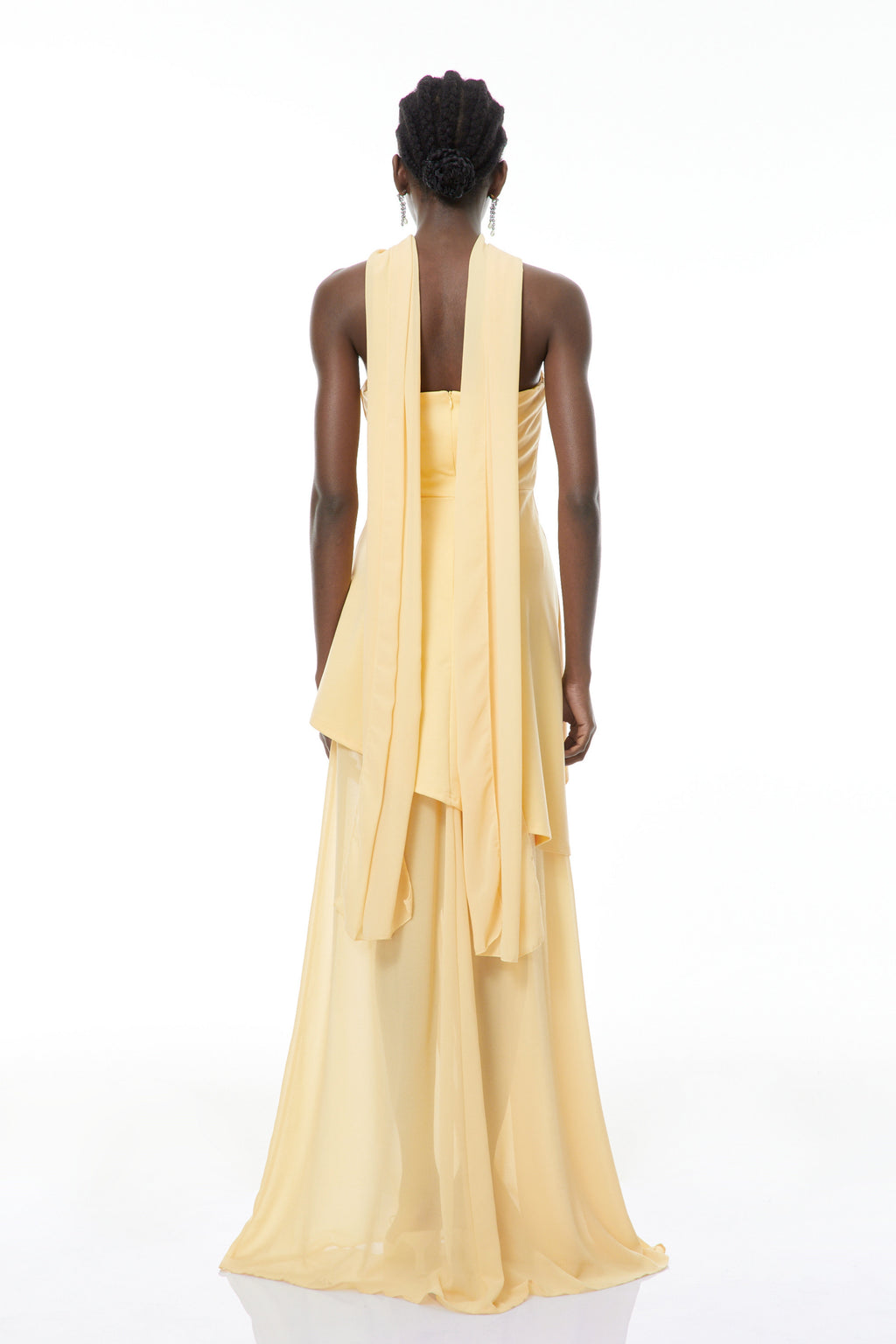Vestido maxi amarillo Solène de MRTokyo con escote off-shoulder, detalles fruncidos y elegante estilo para ocasiones especiales