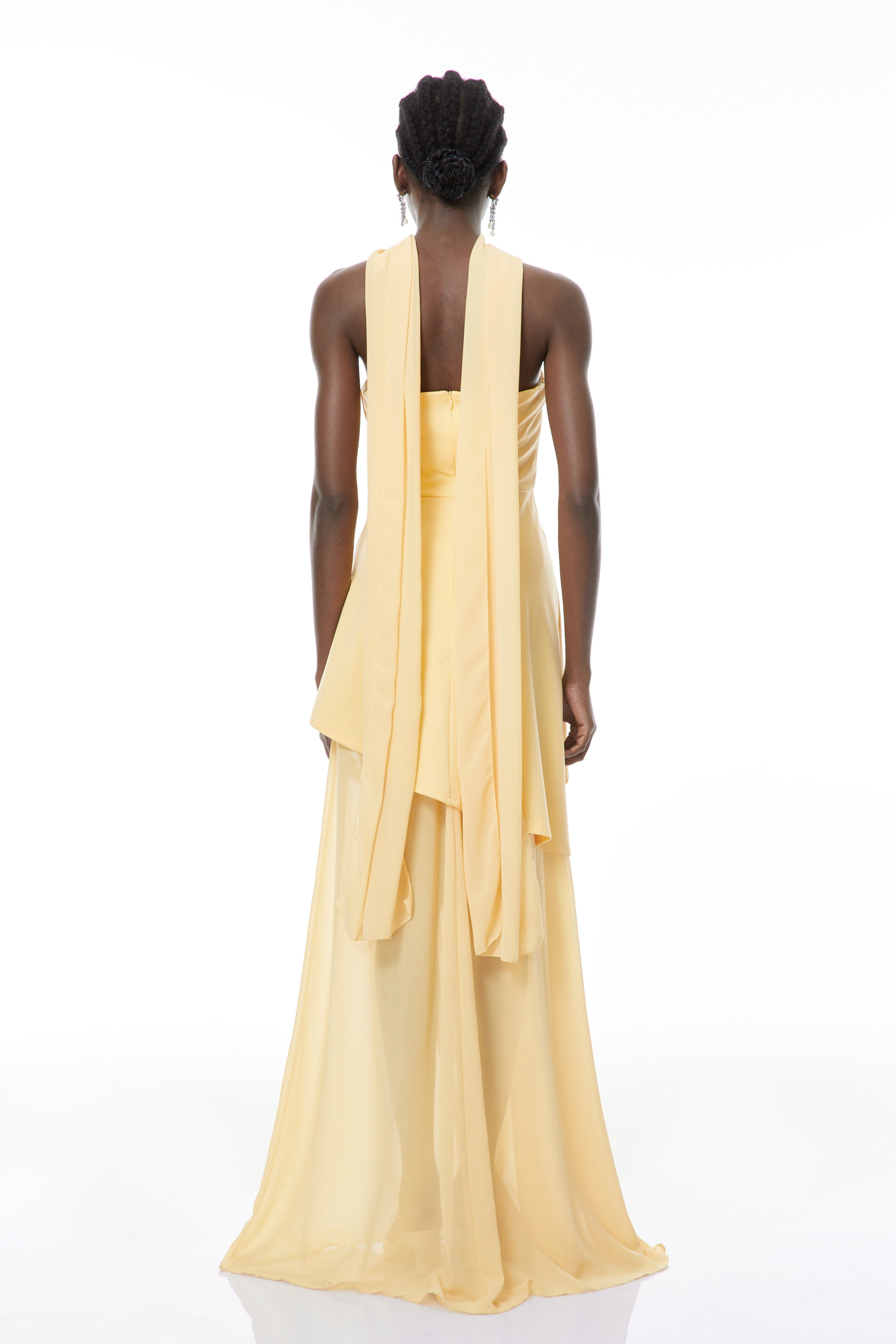 Vestido maxi amarillo Solène de MRTokyo con escote off-shoulder, detalles fruncidos y elegante estilo para ocasiones especiales