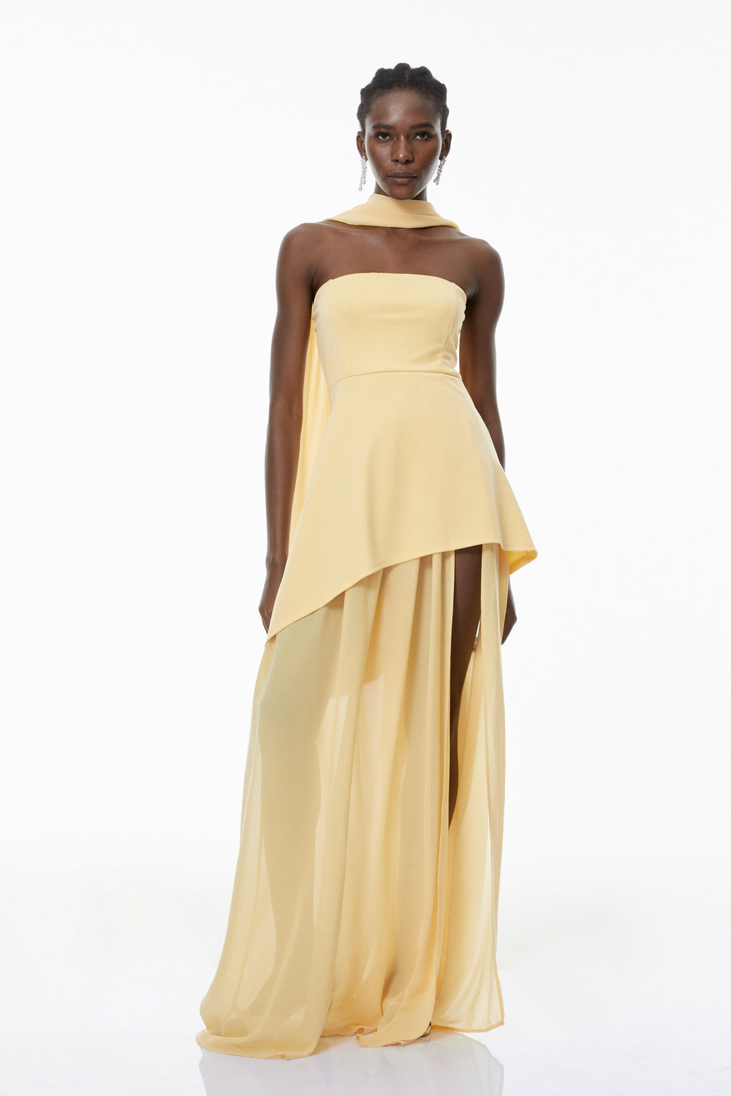 Vestido maxi amarillo Solène de MRTokyo con escote palabra de honor y detalles fruncidos, perfecto para eventos elegantes.