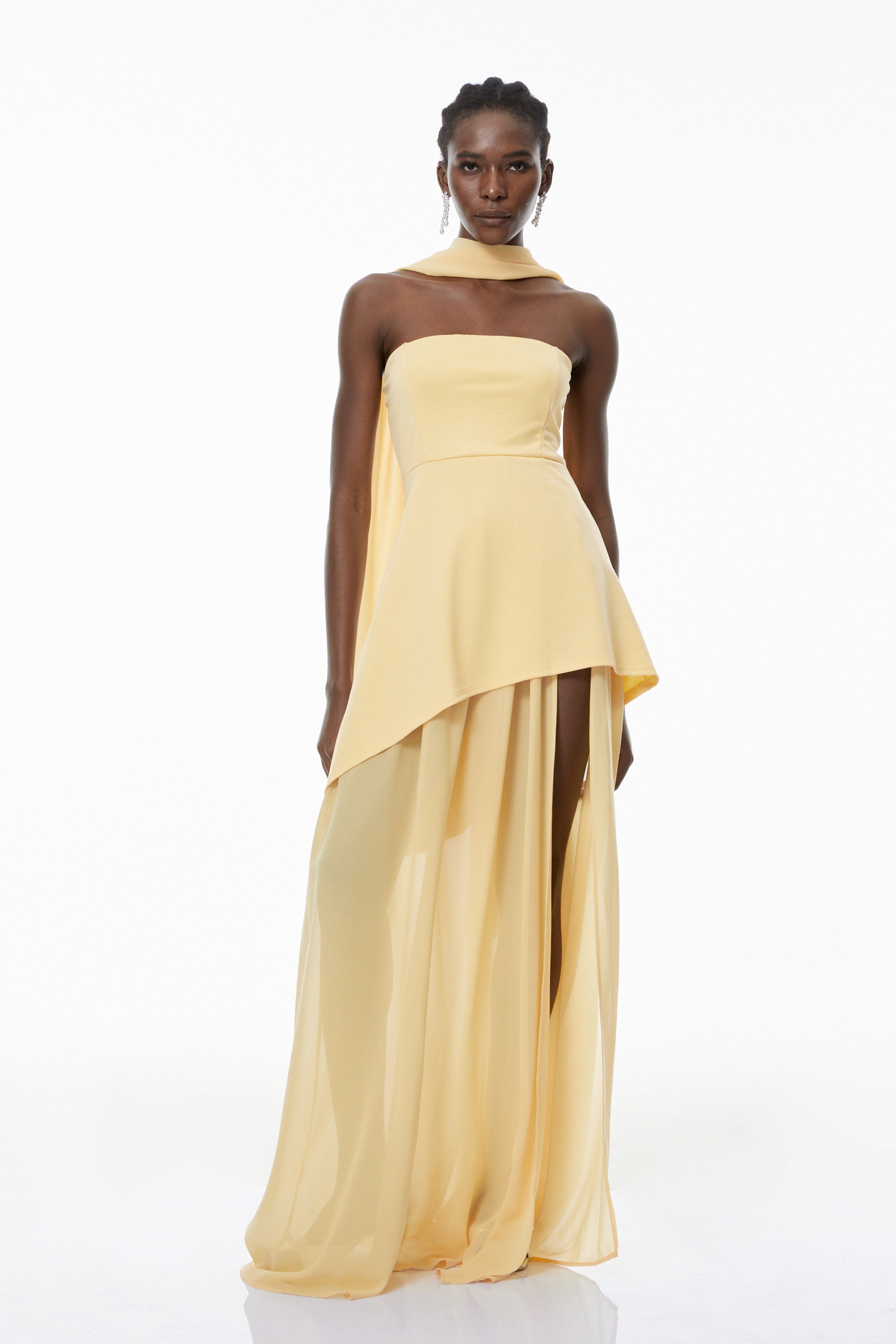 Vestido maxi amarillo Solène de MRTokyo con escote palabra de honor y detalles fruncidos, perfecto para eventos elegantes.