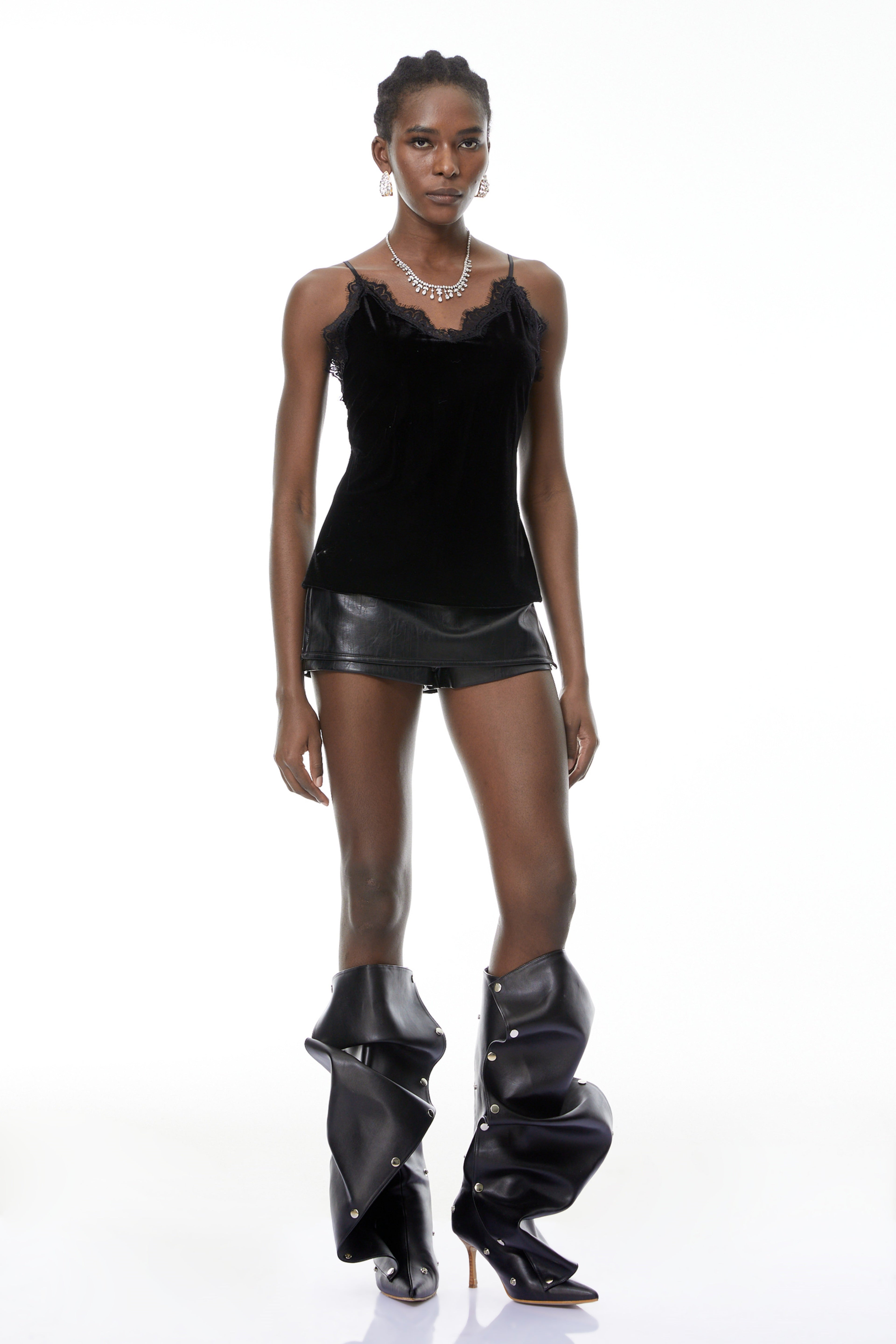 Blusa negra de terciopelo Stefanie con borde de encaje de MRTokyo, muestra el top con detalles elegantes y textura suave.
