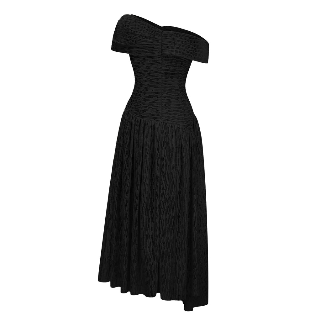 Vestido midi negro asimétrico de textura arrugada de MRNewyork, con diseño elegante y estilo moderno.