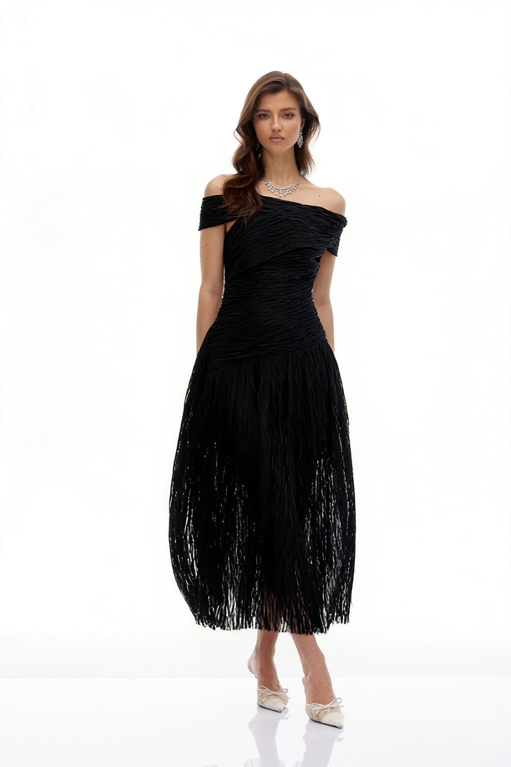 Vestido midi negro asimétrico de textura arrugada de MRNewyork, con diseño elegante y detalles únicos.