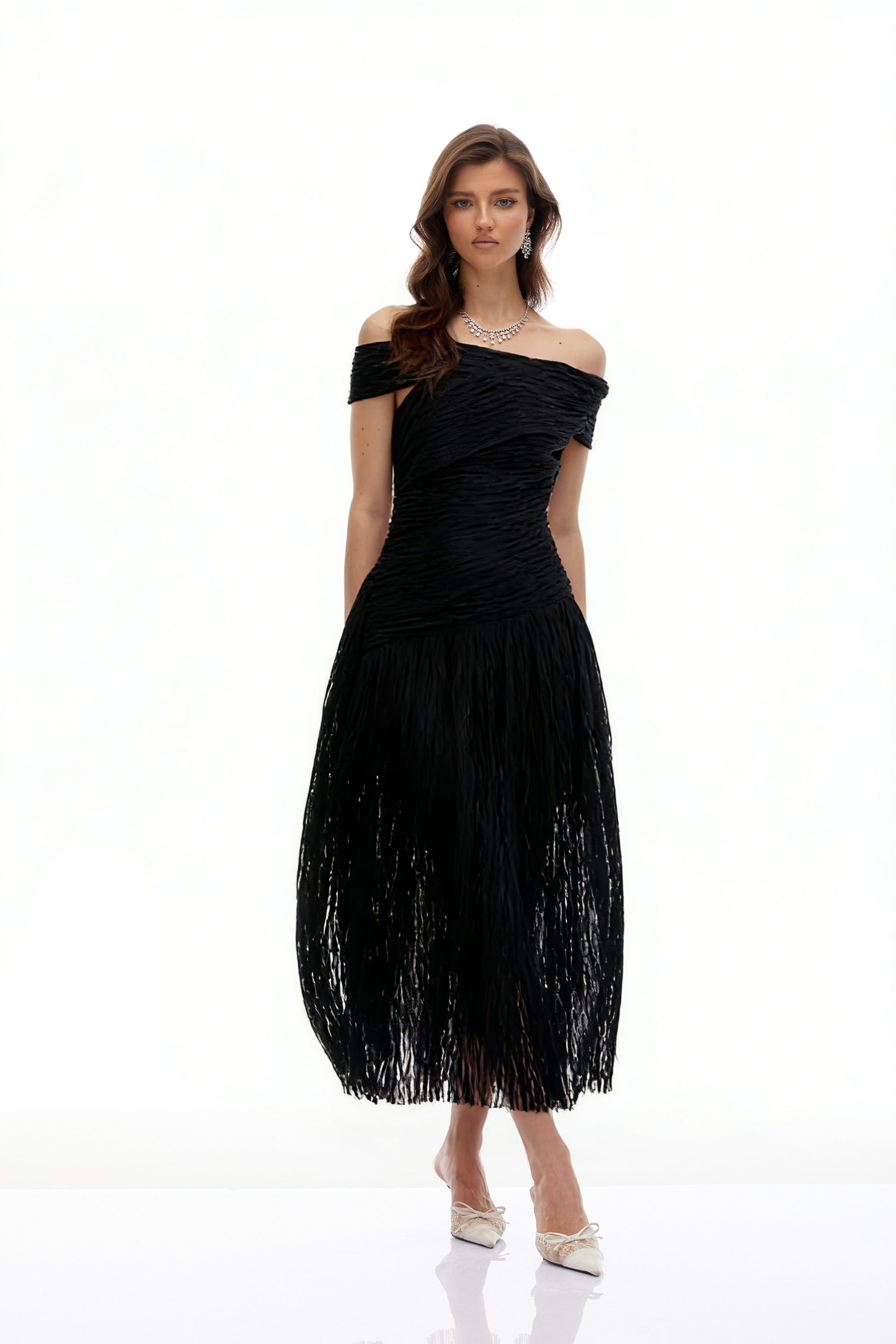 Vestido midi negro asimétrico de textura arrugada de MRNewyork, con diseño elegante y detalles únicos.