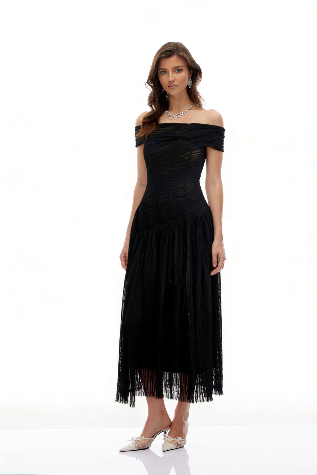 Vestido midi negro asimétrico de textura arrugada de MRNewyork, con diseño único y detalles de drapeado en la parte frontal.