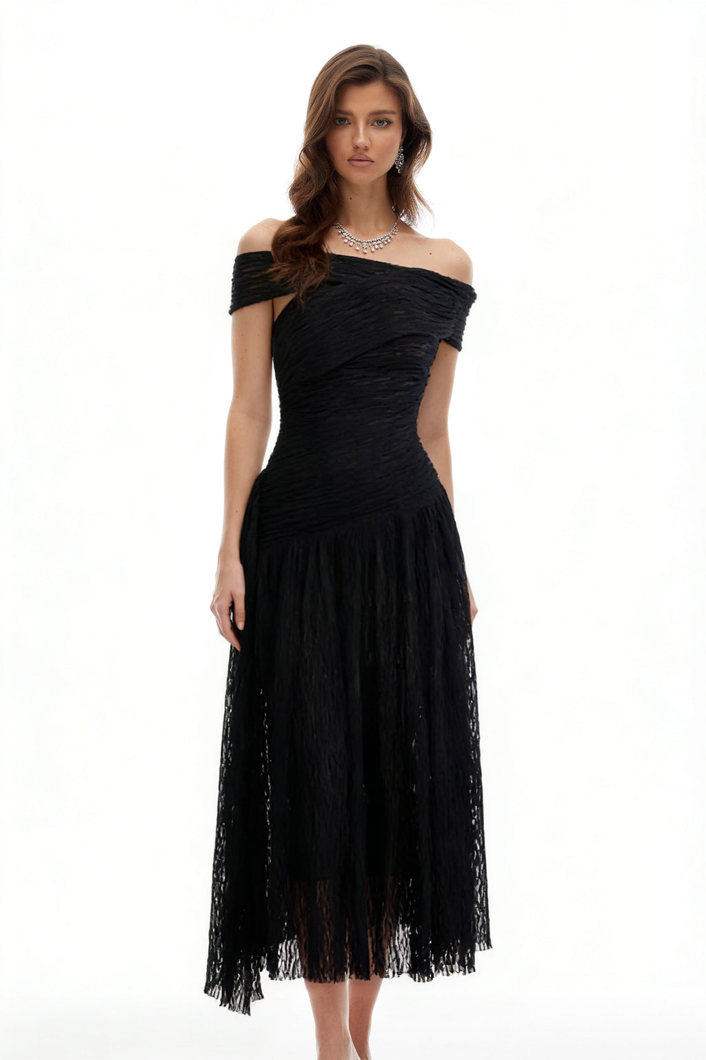 Vestido midi negro asimétrico con textura y fruncido de la marca MRNewyork, visible con diseño elegante y detalles únicos.