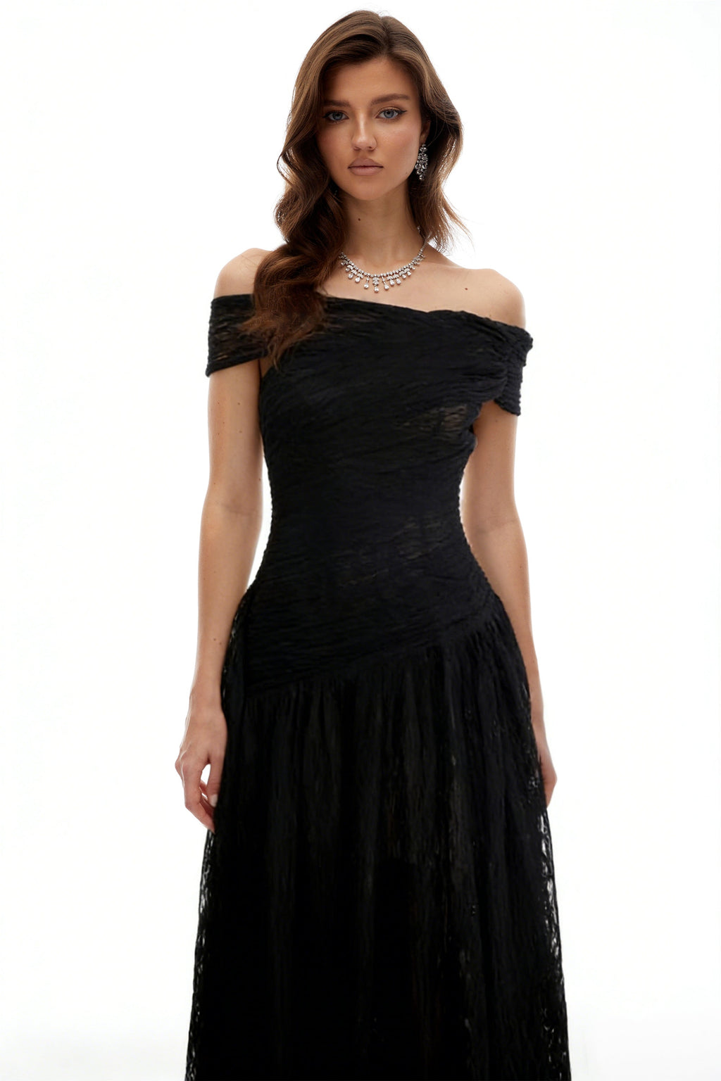 Vestido midi negro asimétrico con textura y fruncido de MRNewyork, mostrando su diseño elegante y detalles en la tela.
