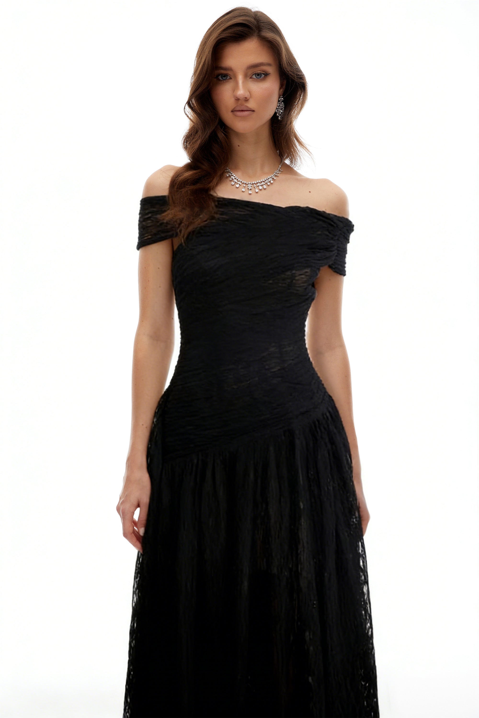 Vestido midi negro asimétrico con textura y fruncido de MRNewyork, mostrando su diseño elegante y detalles en la tela.