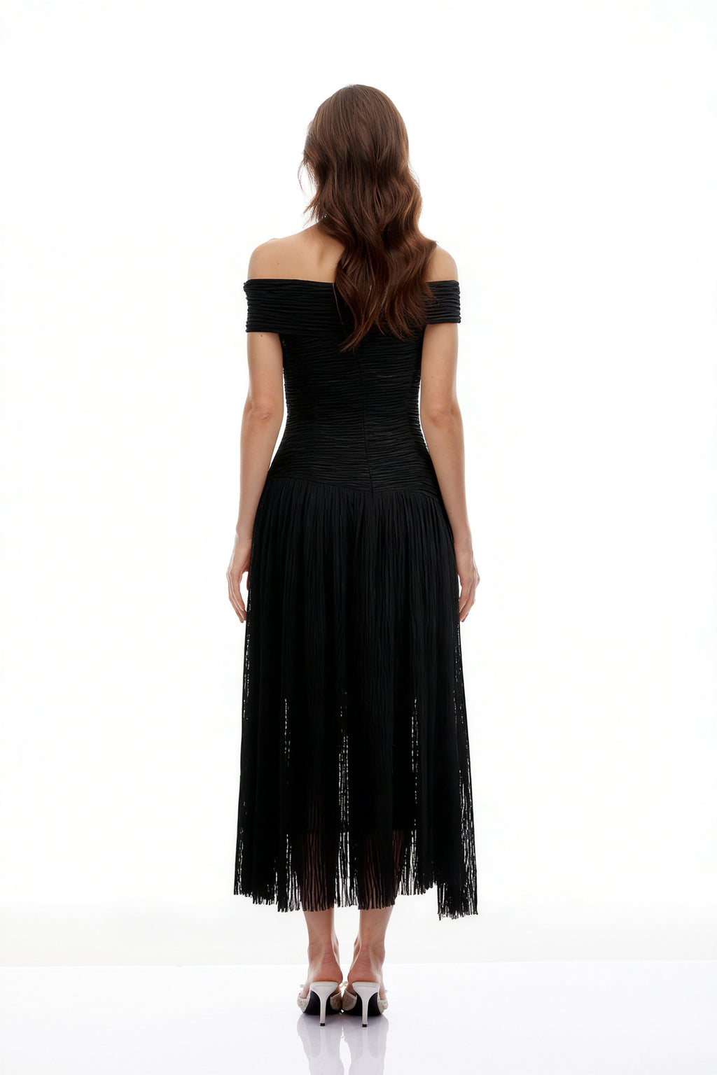 Vestido midi asimétrico negro con textura arrugada de MRNewyork, diseño elegante y moderno.