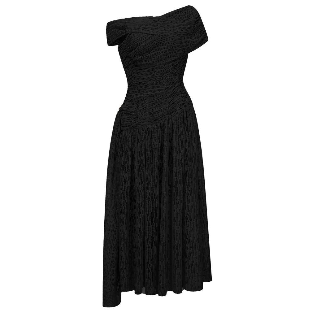 Vestido midi negro asimétrico con textura y fruncido de MRNewyork, mostrando su diseño elegante y detalles de la tela.