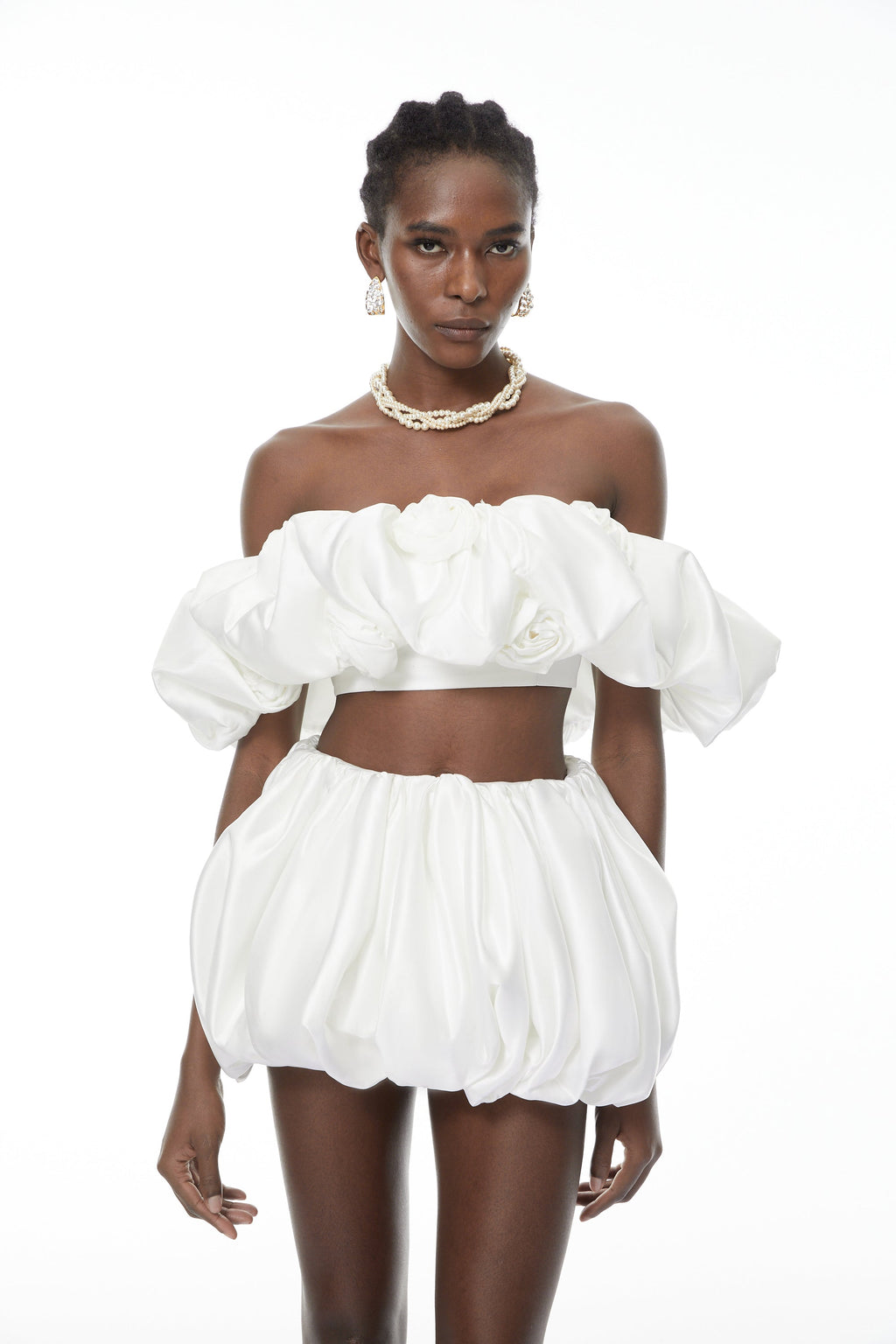 Conjunto de top blanco y pantalones cortos burbuja con pétalos 3D de MRTokyo, diseño elegante y moderno para mujer.