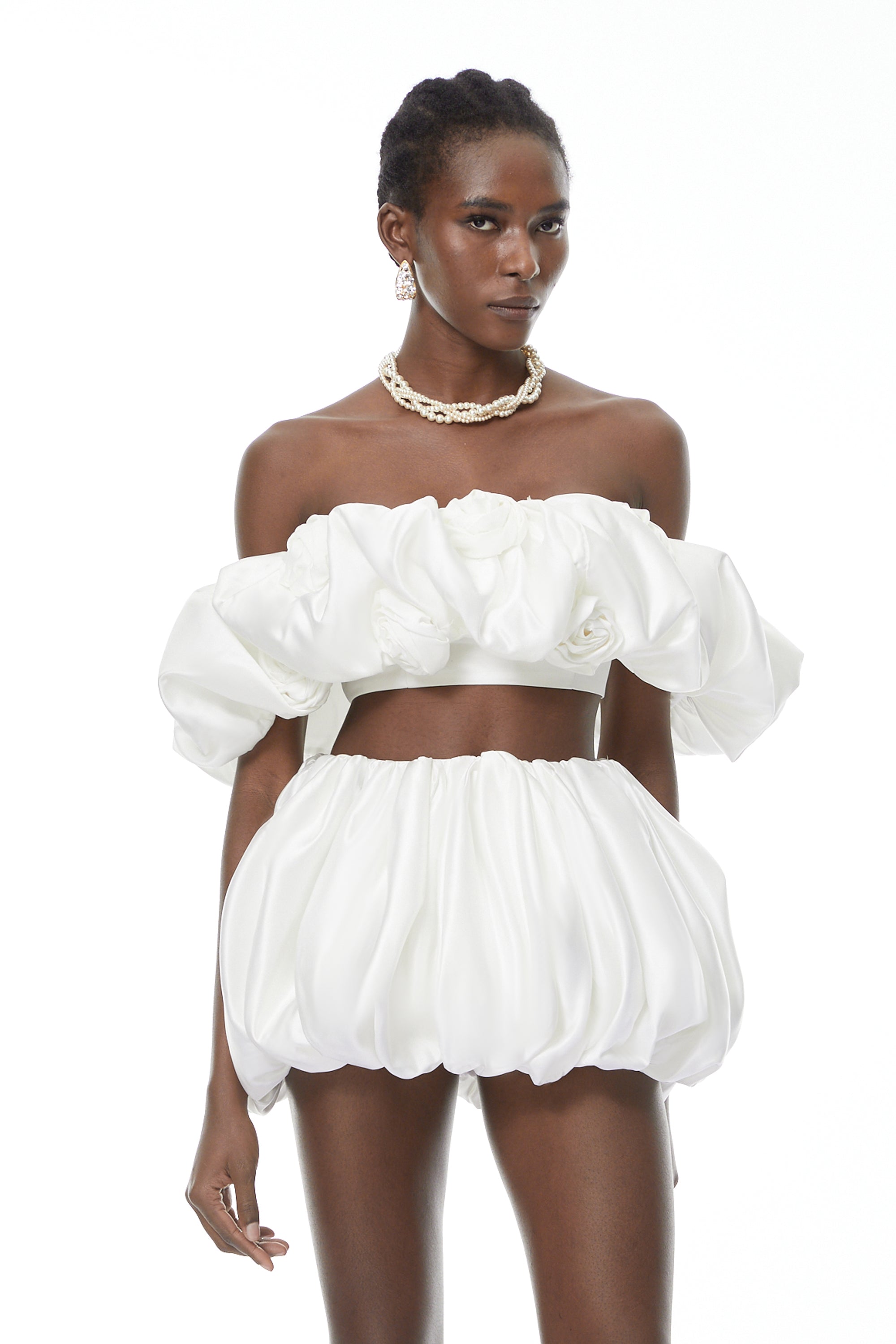 Conjunto de top blanco y shorts burbuja con pétalos 3D de MRTokyo, estilo elegante y moderno para mujer.