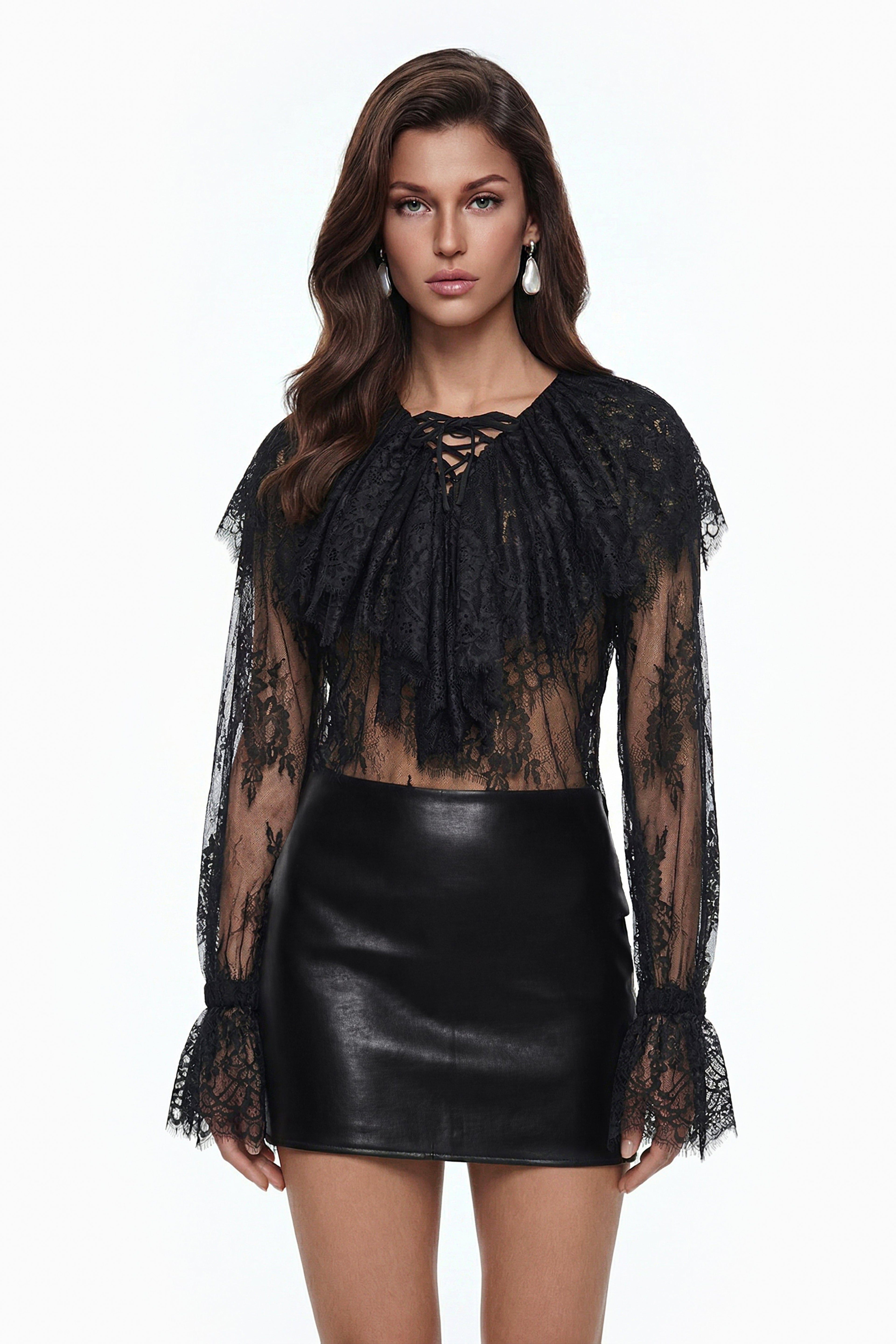 Blusa de encaje semi transparente negra Tilly de MRNewyork, con detalles delicados y diseño elegante.