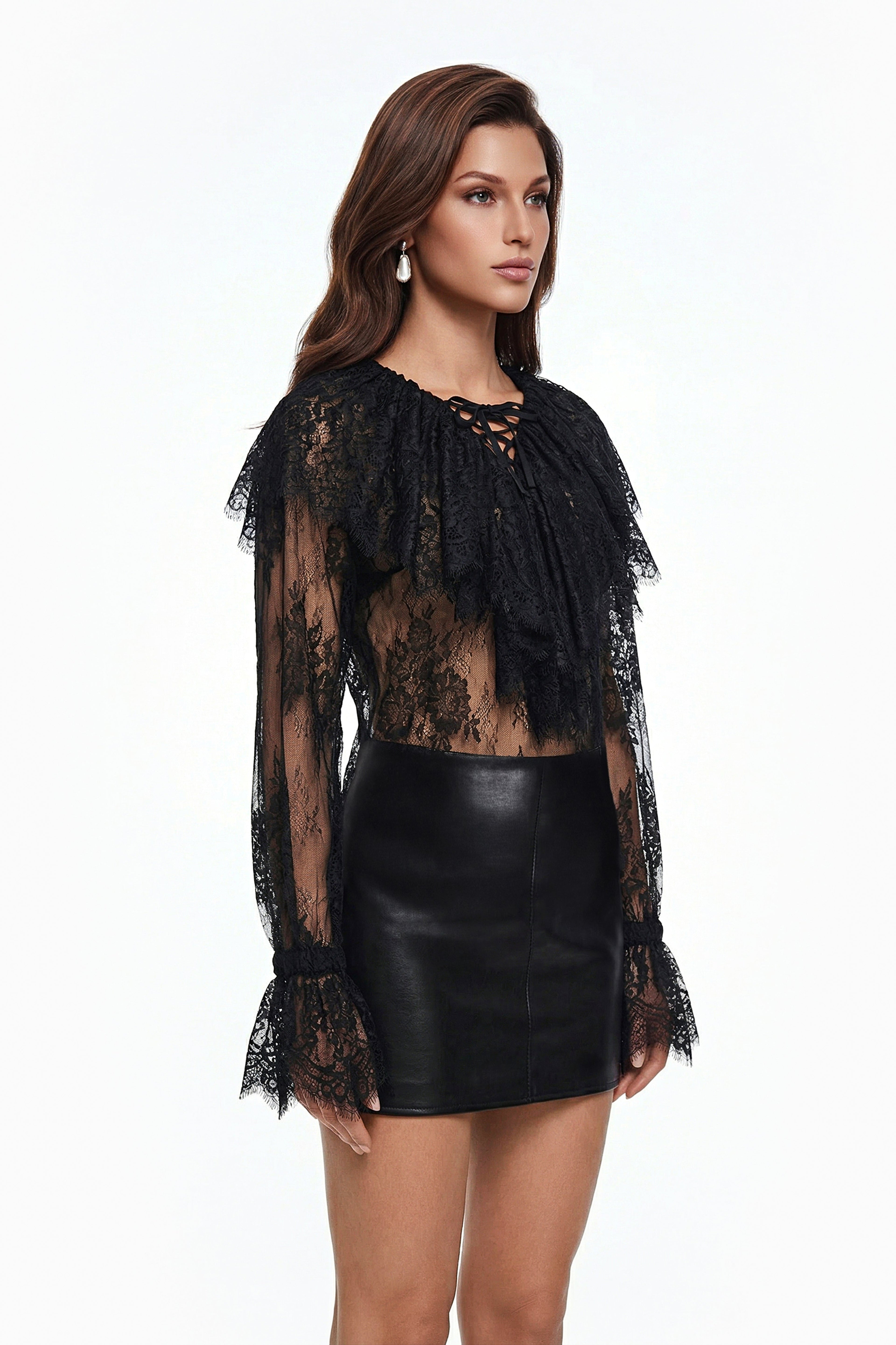 Blusa negra de encaje semi-transparente Tilly de MRNewyork, con detalles delicados y diseño elegante para mujer.