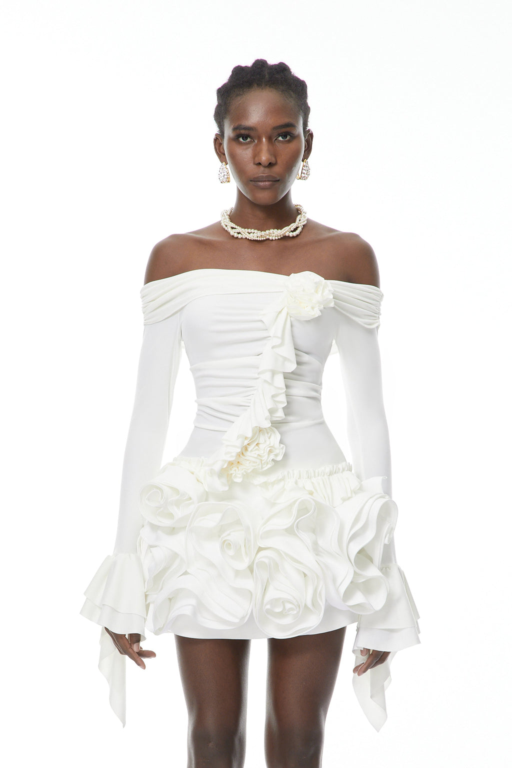 Conjunto de blusa y falda Vanessa White de MRTokyo con detalles de pétalos 3D, estilo elegante y moderno.