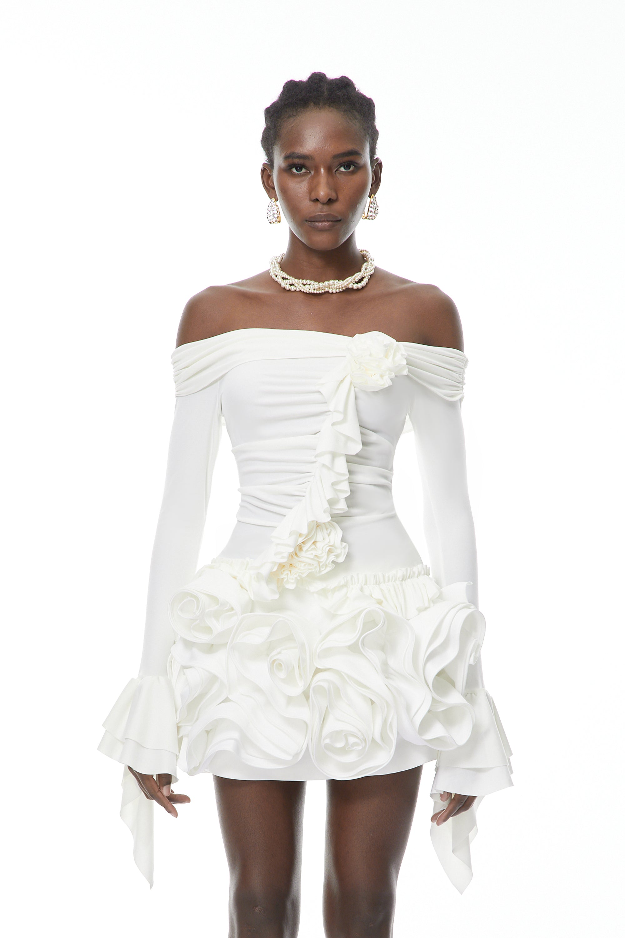Conjunto de blusa y falda Vanessa White de MRTokyo con detalles de pétalos 3D, estilo elegante y moderno.