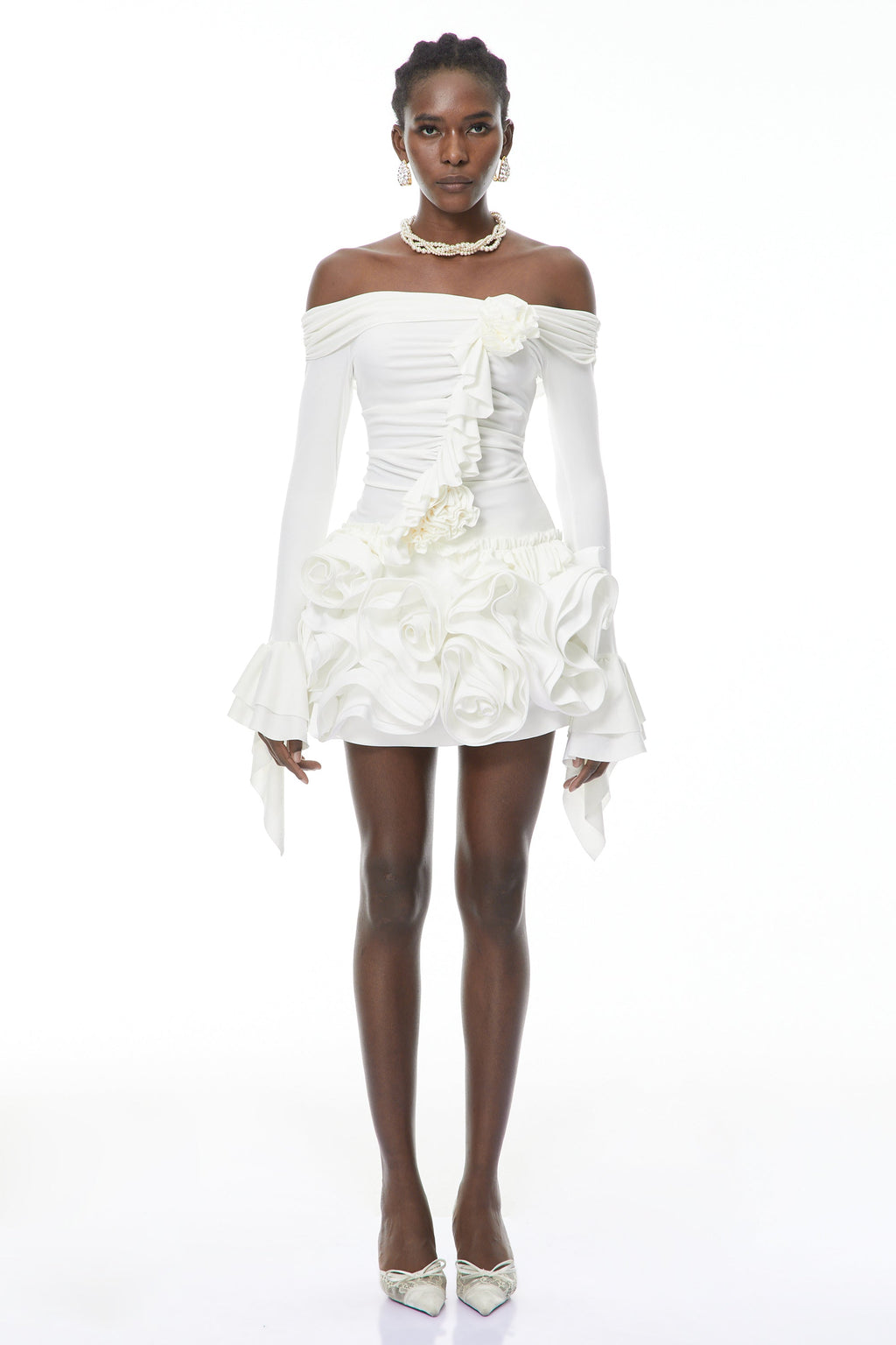 Conjunto de blusa y falda Vanessa White de MRTokyo con detalles de pétalos en 3D, en tonos blancos y elegantes.