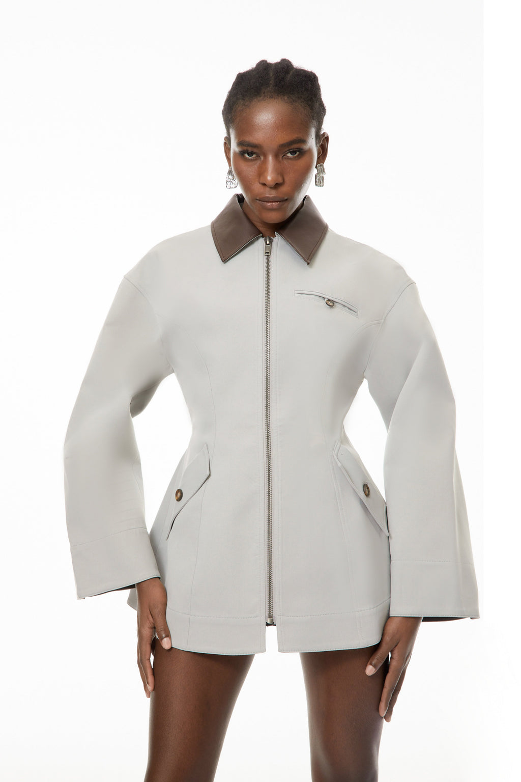 Chaqueta de caza Vilma gris de cuero sintético de Bridal con cuello y estilo elegante, vista frontal en color gris.