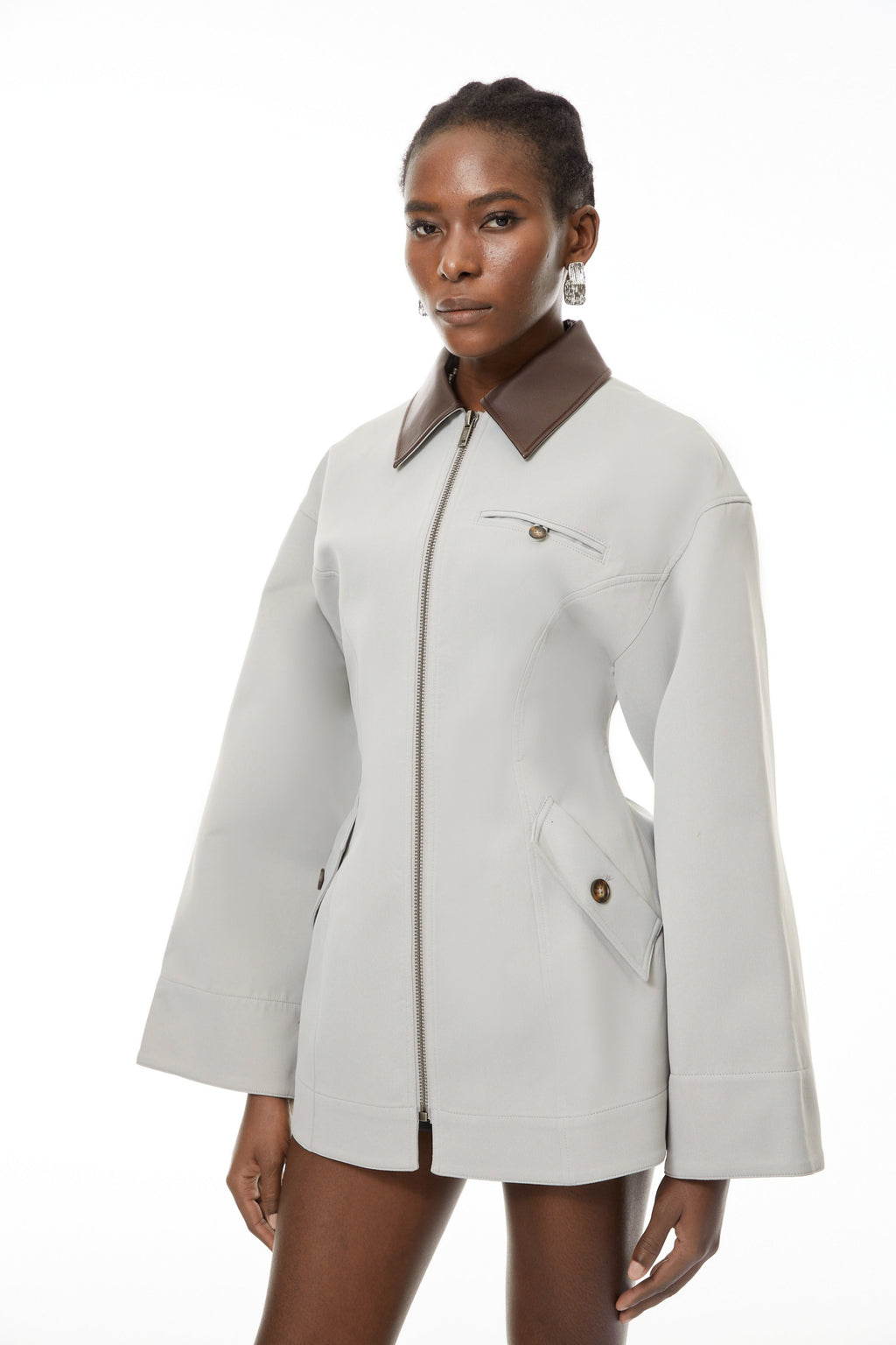 Chaqueta de caza de cuero gris Vilma de Bridal, con cuello de cuero sintético y diseño elegante para actividades al aire libre.