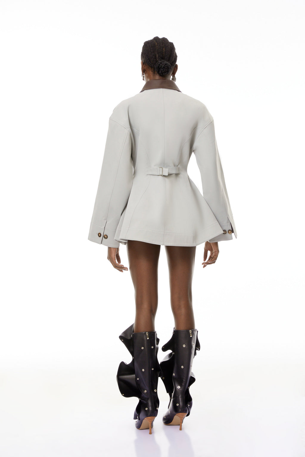 Chaqueta de caza Vilma Bridal en cuero gris con cuello de piel sintética, diseñada para un estilo elegante y funcional.