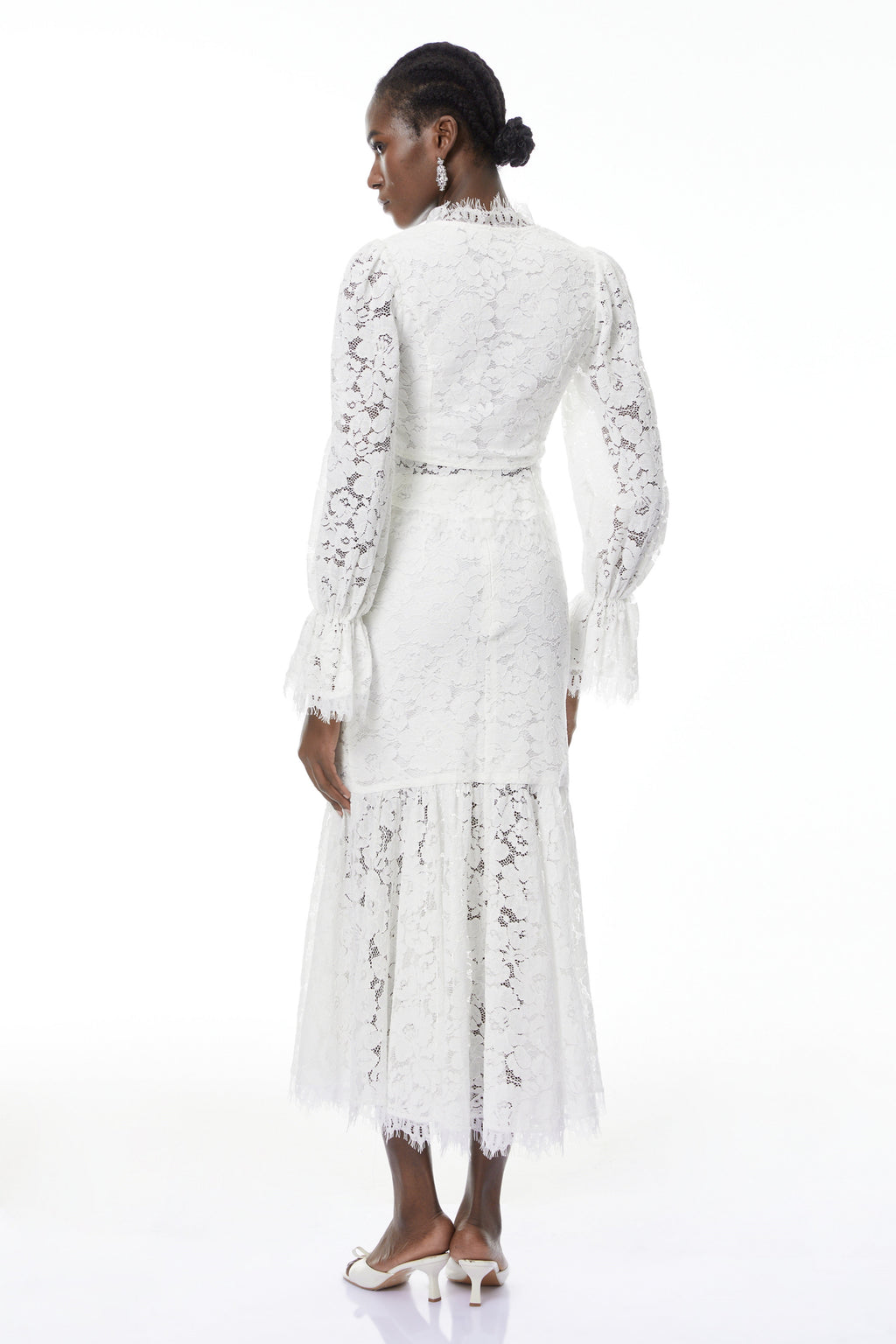 Conjunto de blusa y falda con encaje floral en blanco de MRMelbourne, con detalles elegantes y delicados en tela ligera.