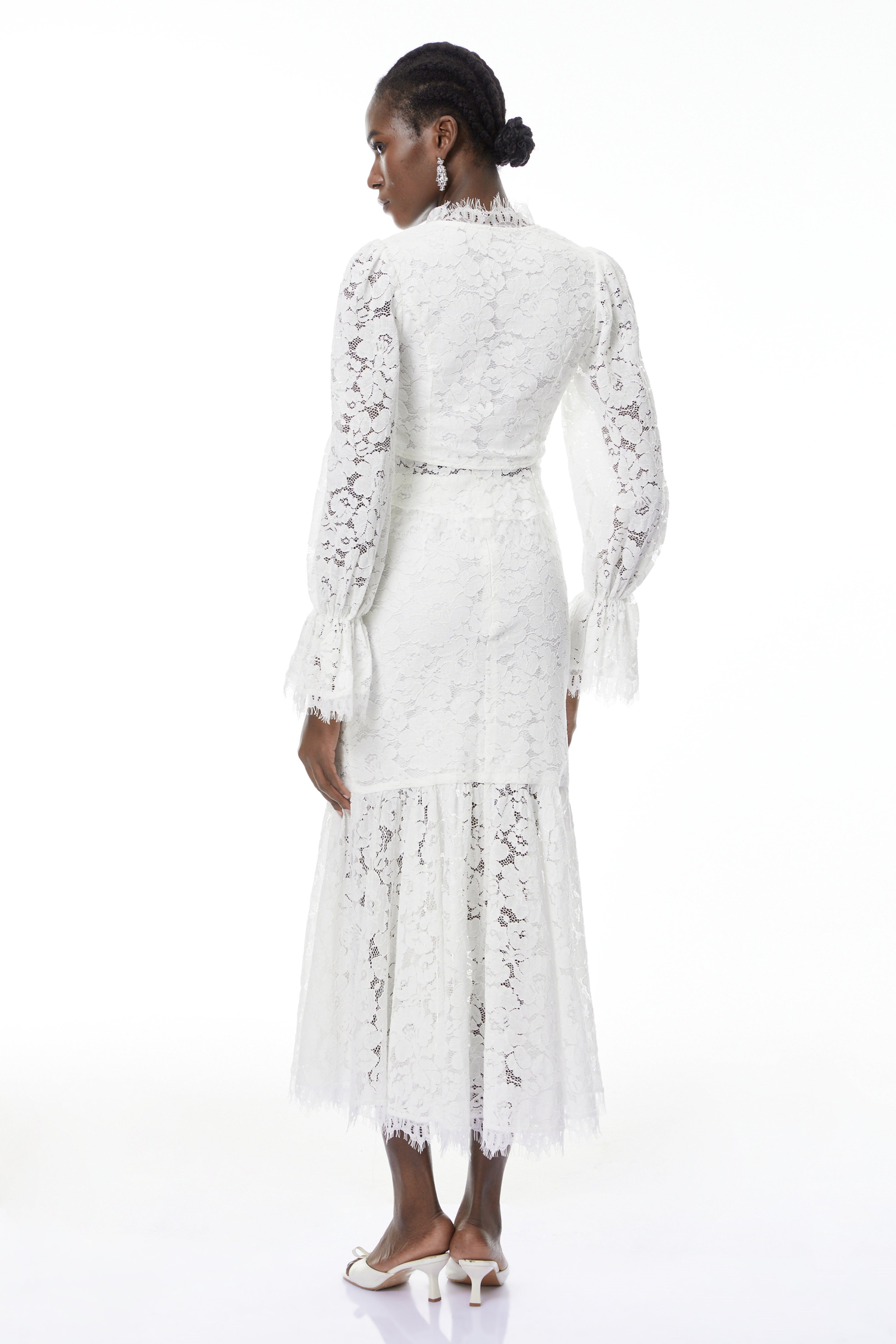 Conjunto de blusa y falda con encaje floral en blanco de MRMelbourne, con detalles elegantes y delicados en tela ligera.