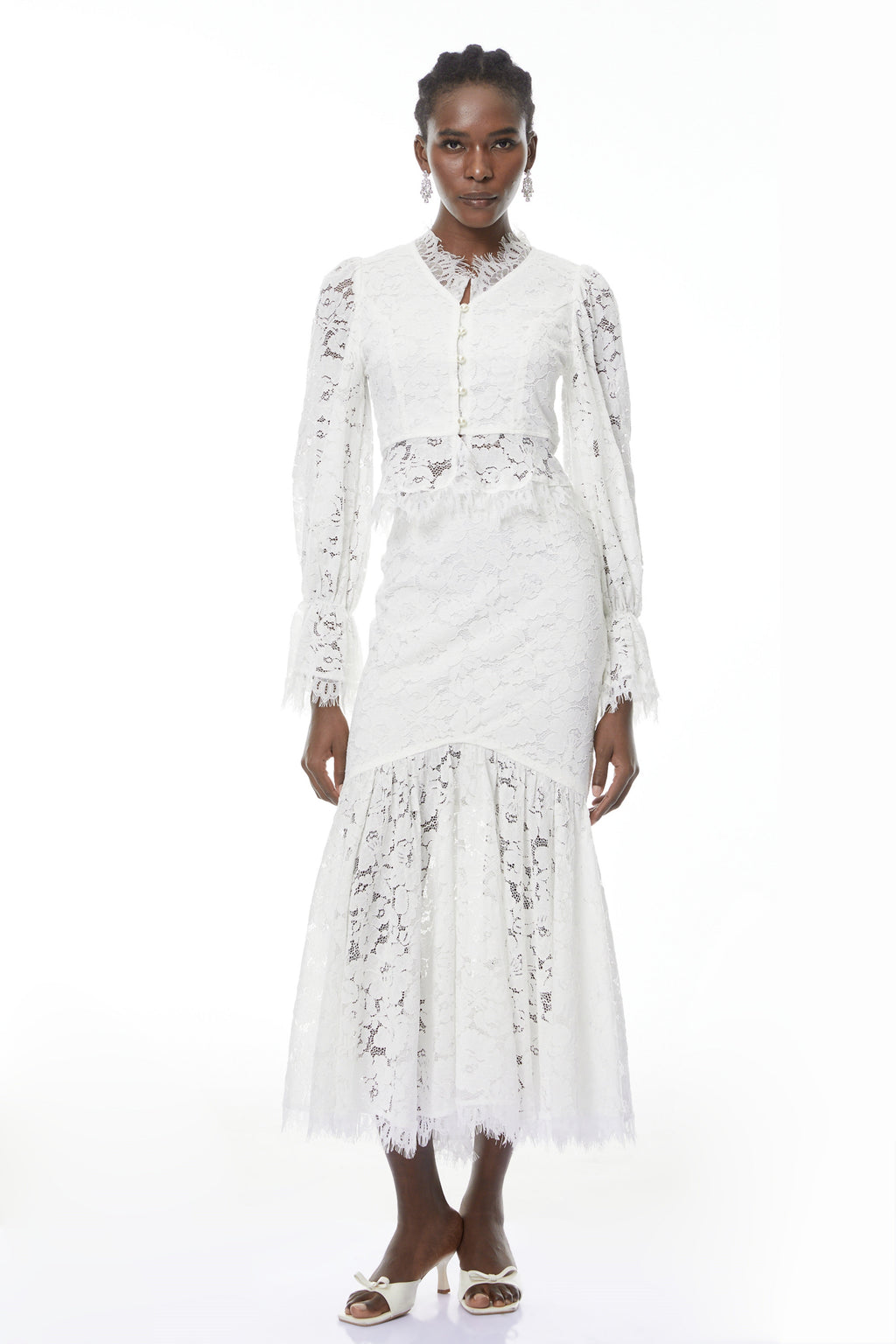 Conjunto de blusa y falda de encaje floral blanco Vilma de MRMelbourne, mostrando detalles elegantes y diseño femenino.