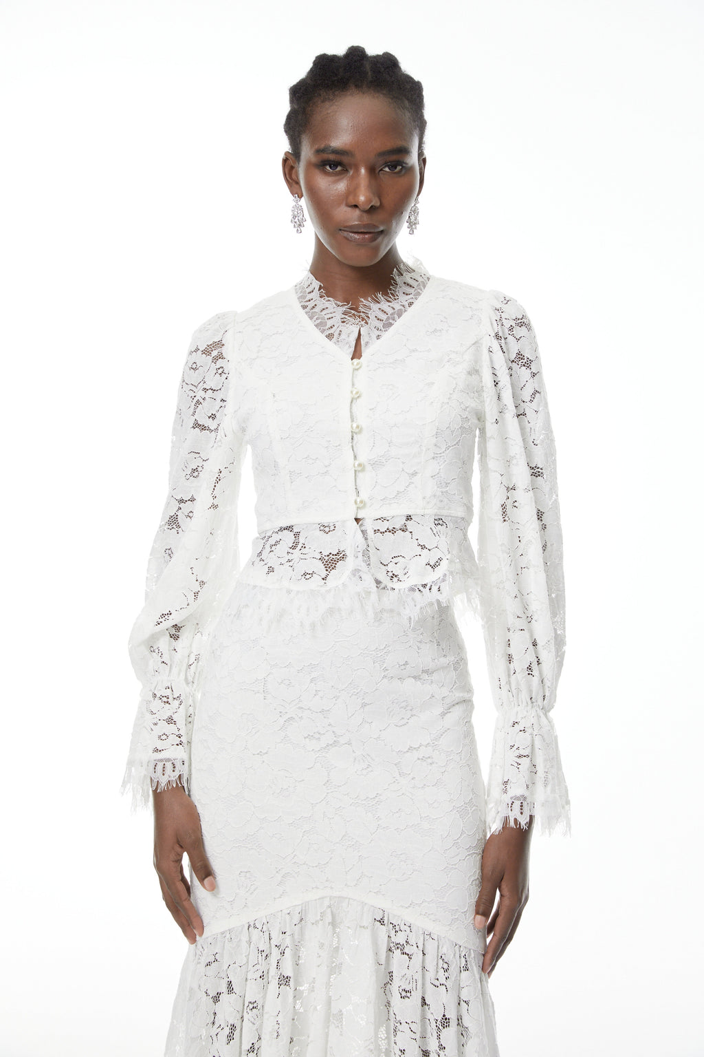 Conjunto de blusa y falda de encaje floral blanco Vilma de MRMelbourne, mostrando detalles delicados y diseño elegante.