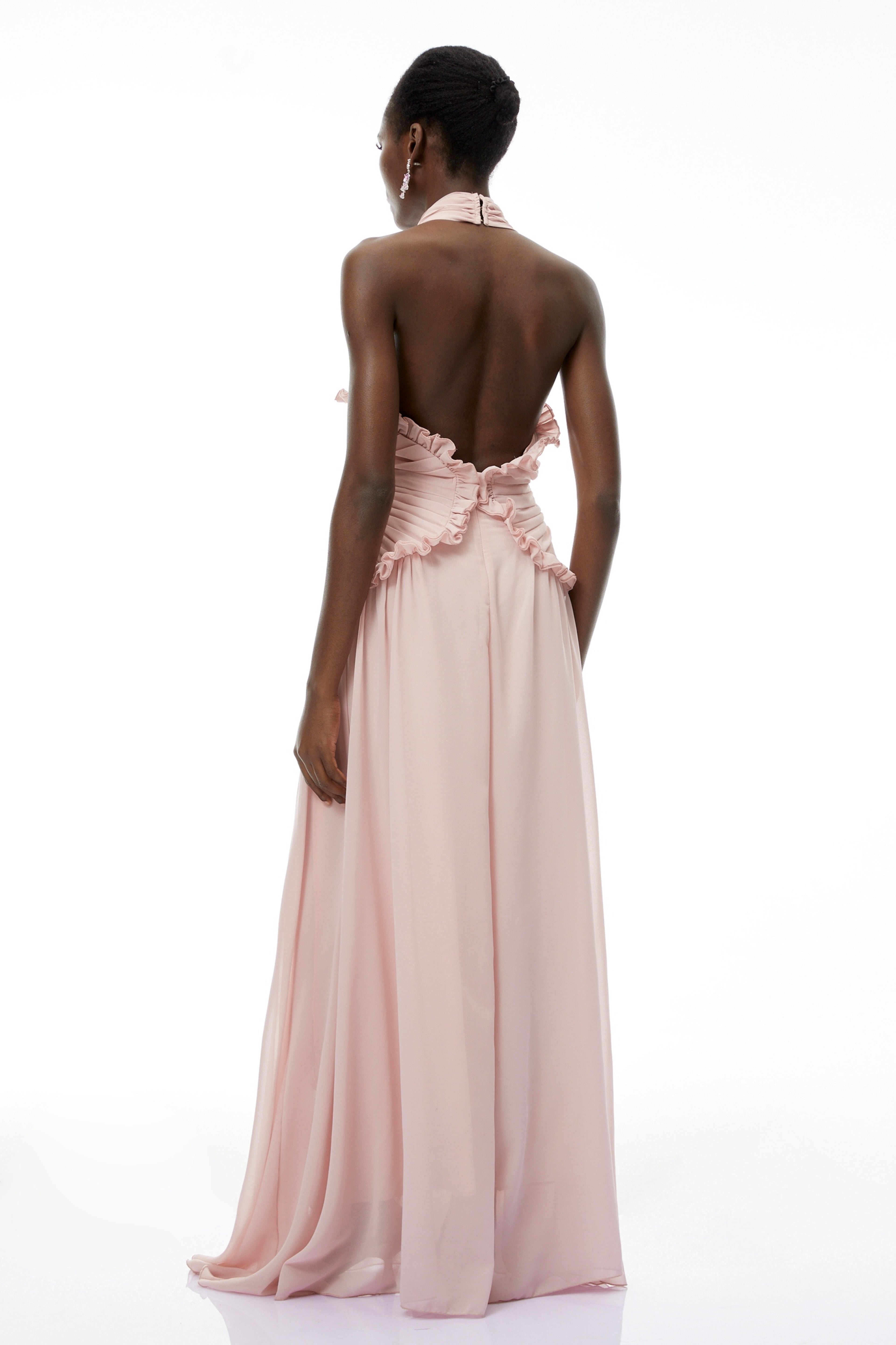 Vestido maxi rosa con cuello halter y espalda descubierta, con volantes, de la marca MRMelbourne, en color violeta y detalles ruffled.