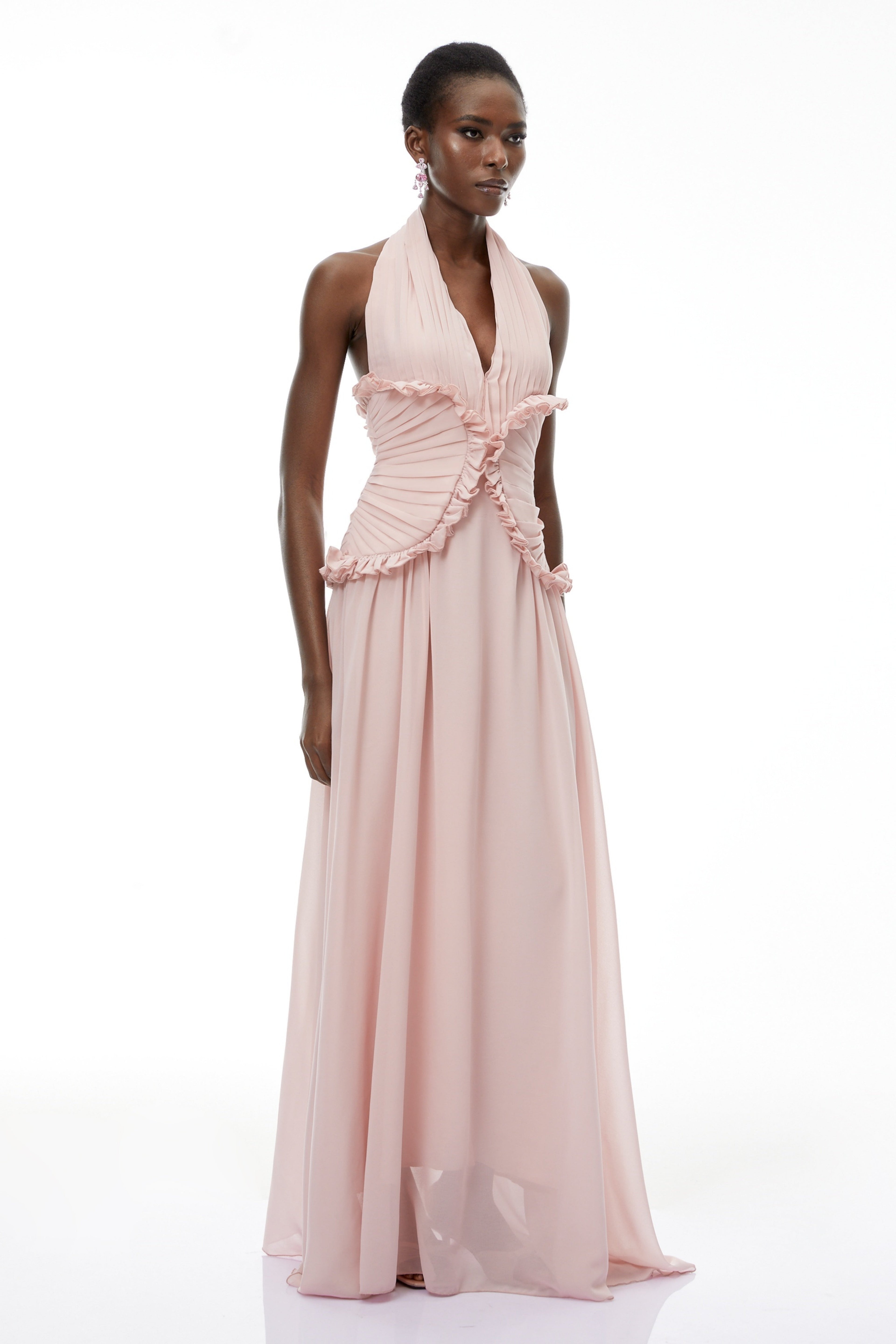 Vestido maxi rosa con cuello halter, espalda descubierta y volantes, de la marca MRMelbourne, diseñado para ocasiones elegantes.