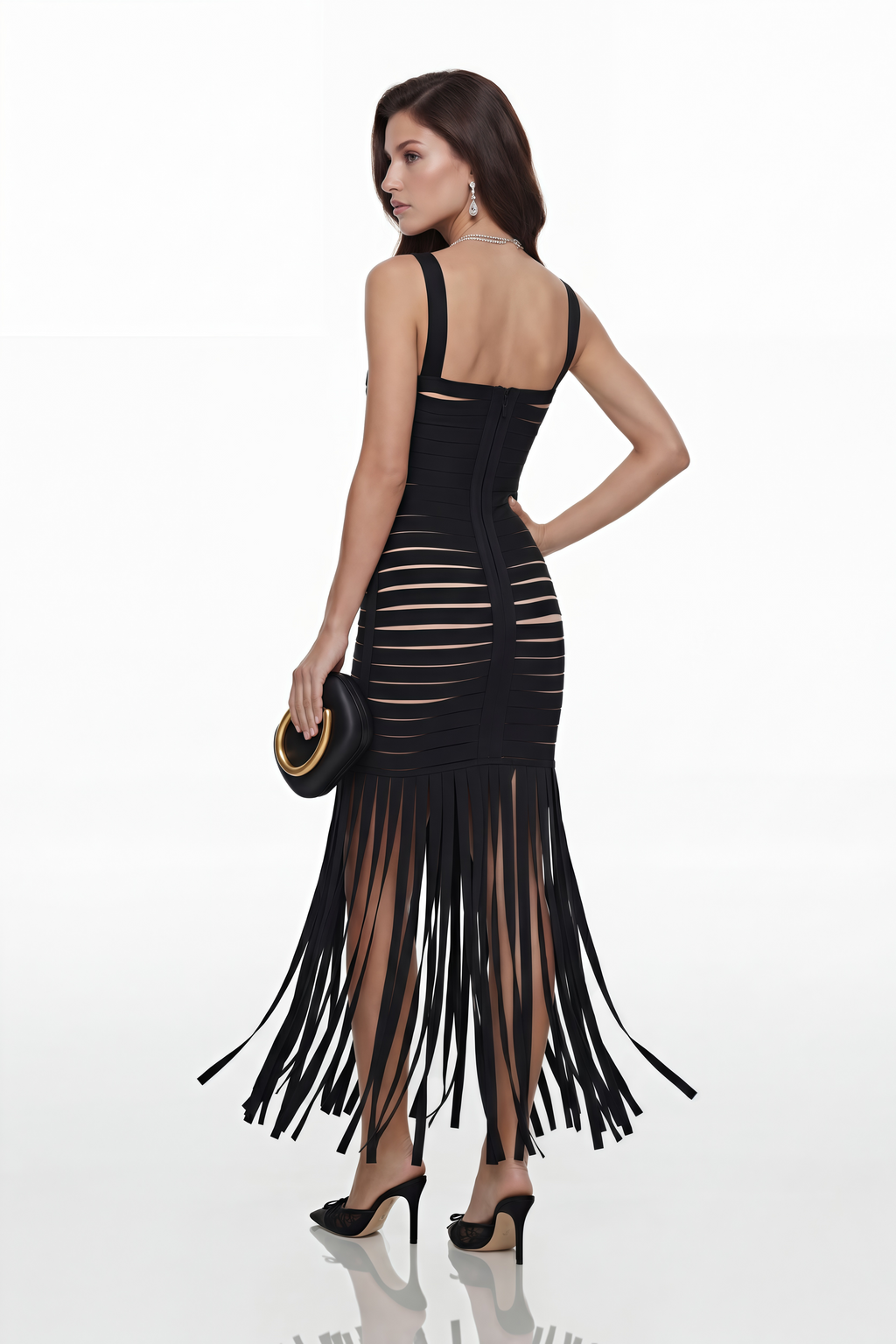 Vestido maxi negro con recortes y flecos de la marca MRNewyork, mostrando su diseño elegante y detalles llamativos.