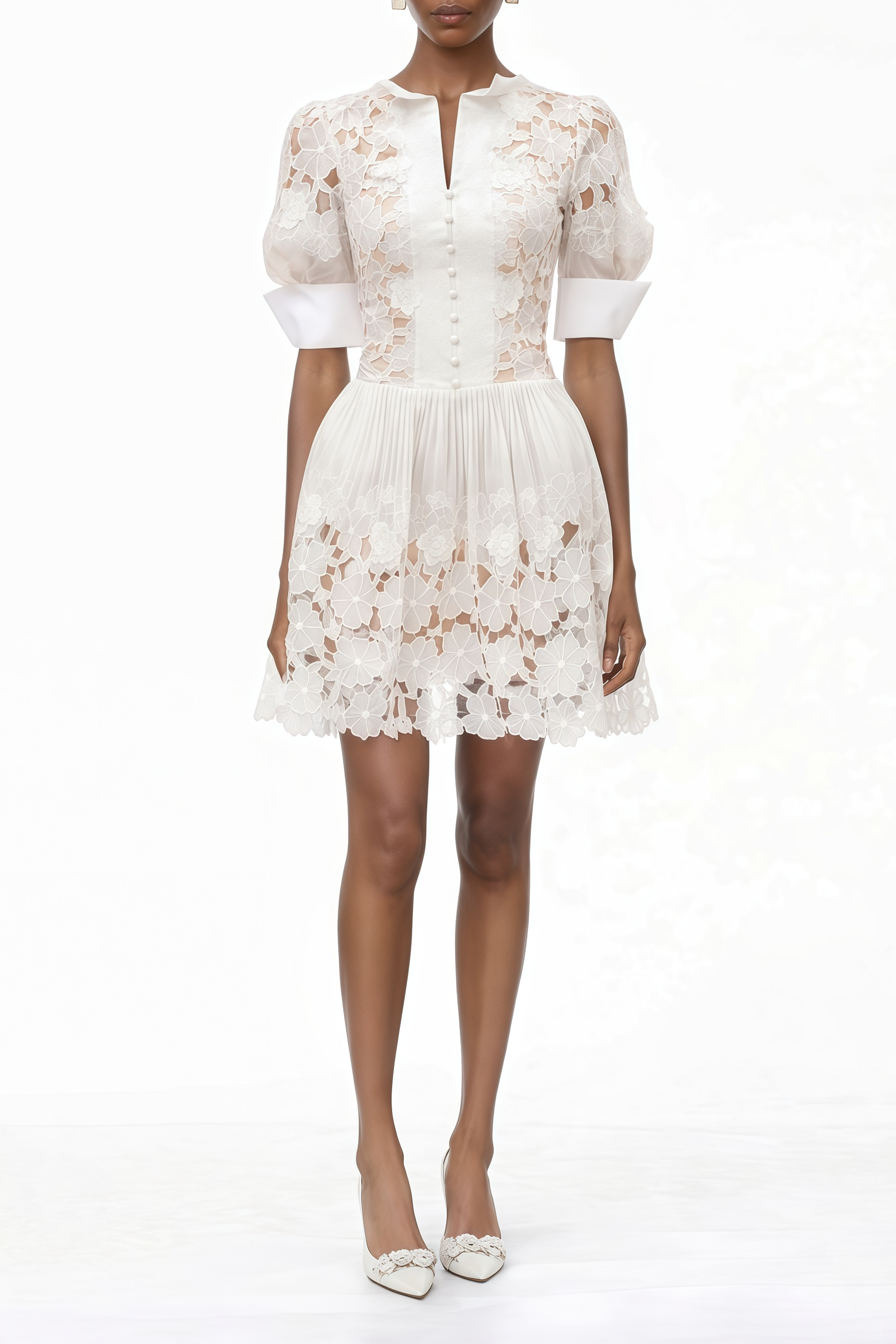 Vestido mini blanco con apliques florales y recortes en el centro, de la marca MRMelbourne, muestra los detalles del diseño.