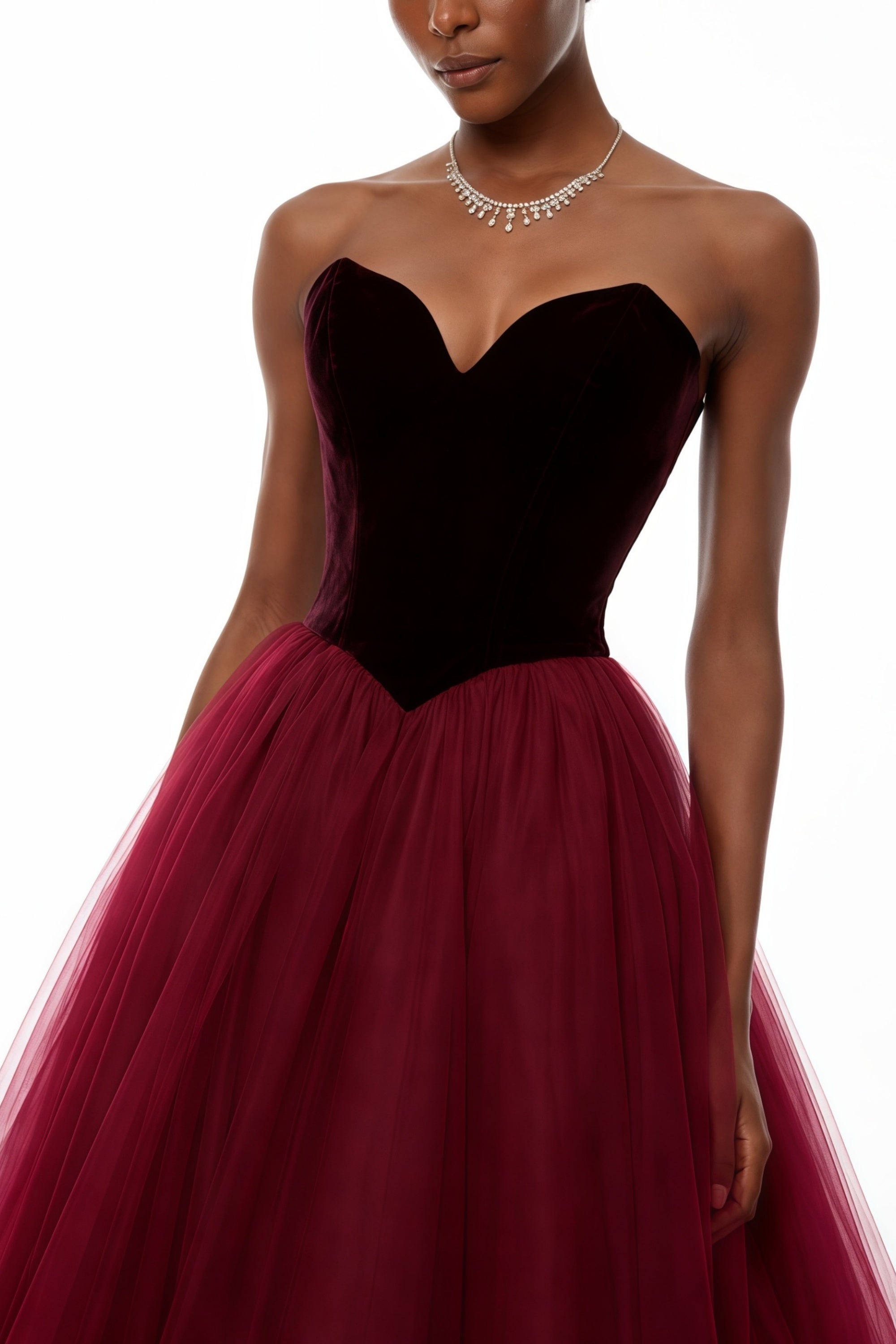 Vestido maxi rojo Zelna con paneles de malla, diseñado por MRTokyo, muestra el elegante diseño y detalles del vestido largo.
