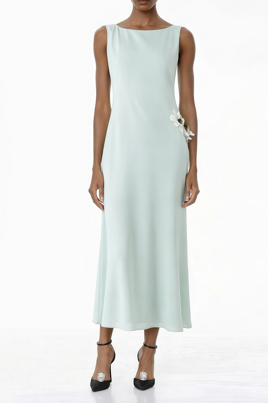 Vestido maxi verde Zinnia de MRMelbourne con recortes y detalles en 3D de pétalos, diseño elegante y moderno.