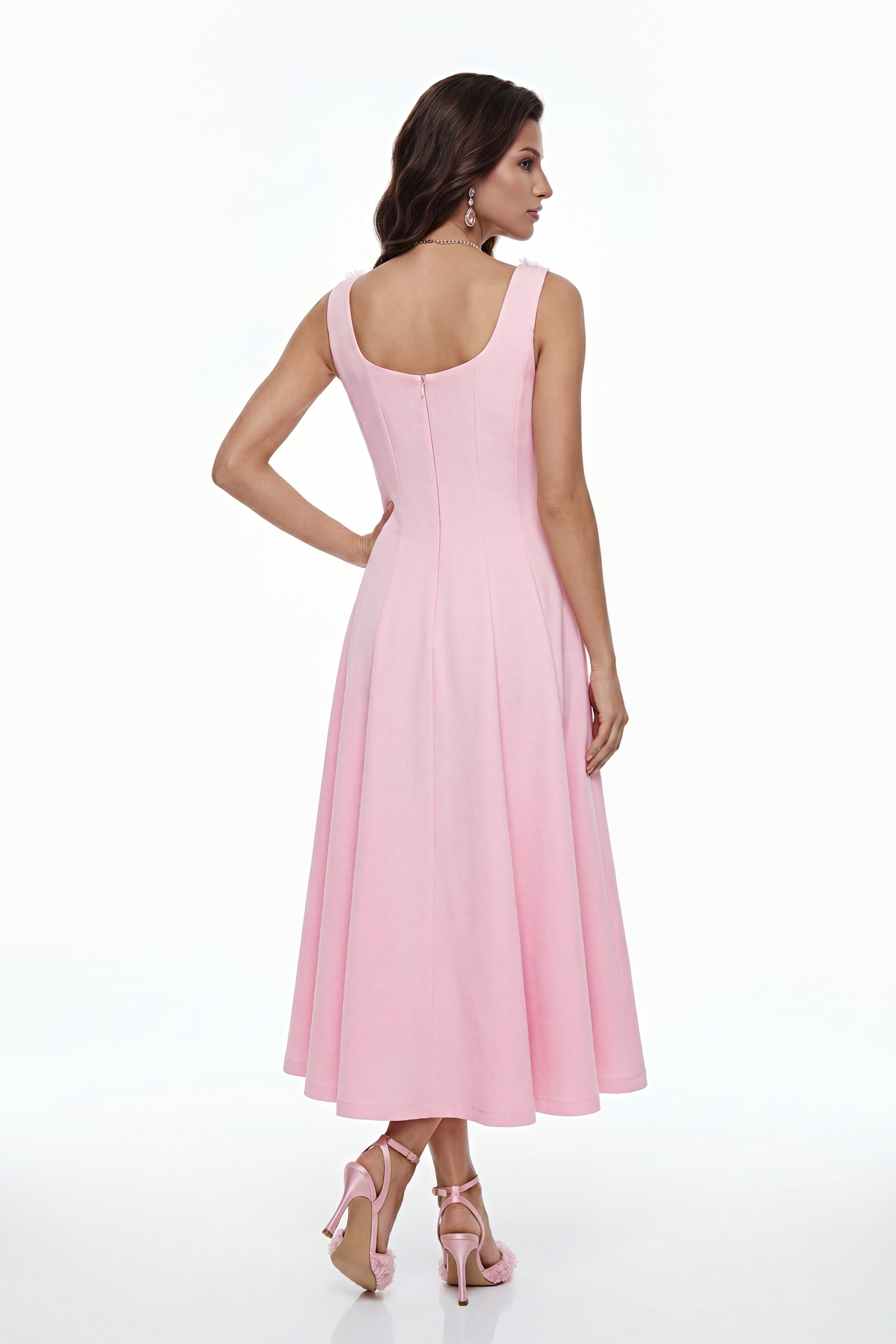 Vestido midi plisado rosa Zinnia de MRNewyork con detalles de pétalos 3D y diseño elegante para ocasiones especiales.