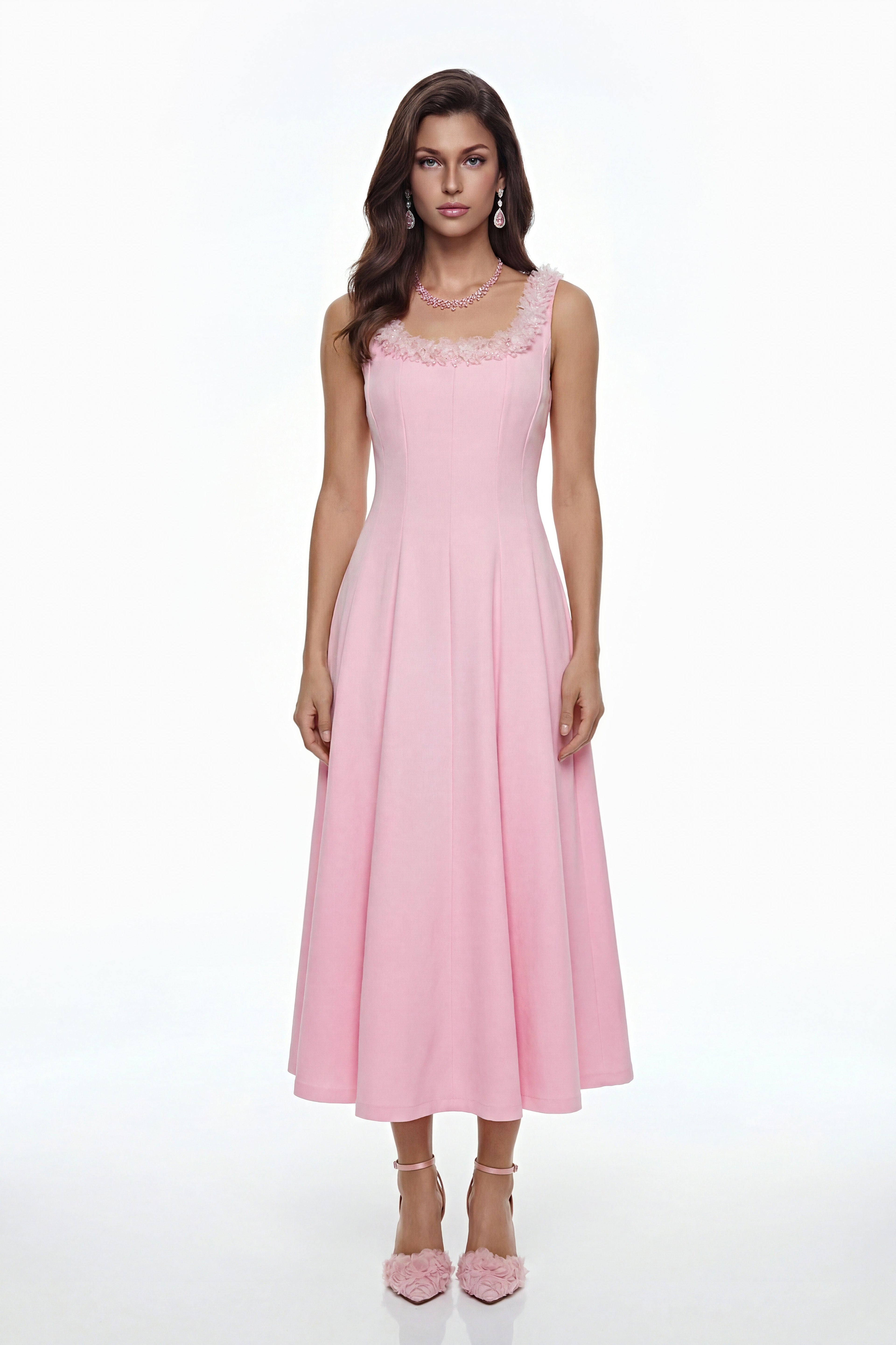 Vestido midi plisado rosa Zinnia de MRNewyork con detalles de pétalos 3D, elegante y femenino, en color rosa vibrante.